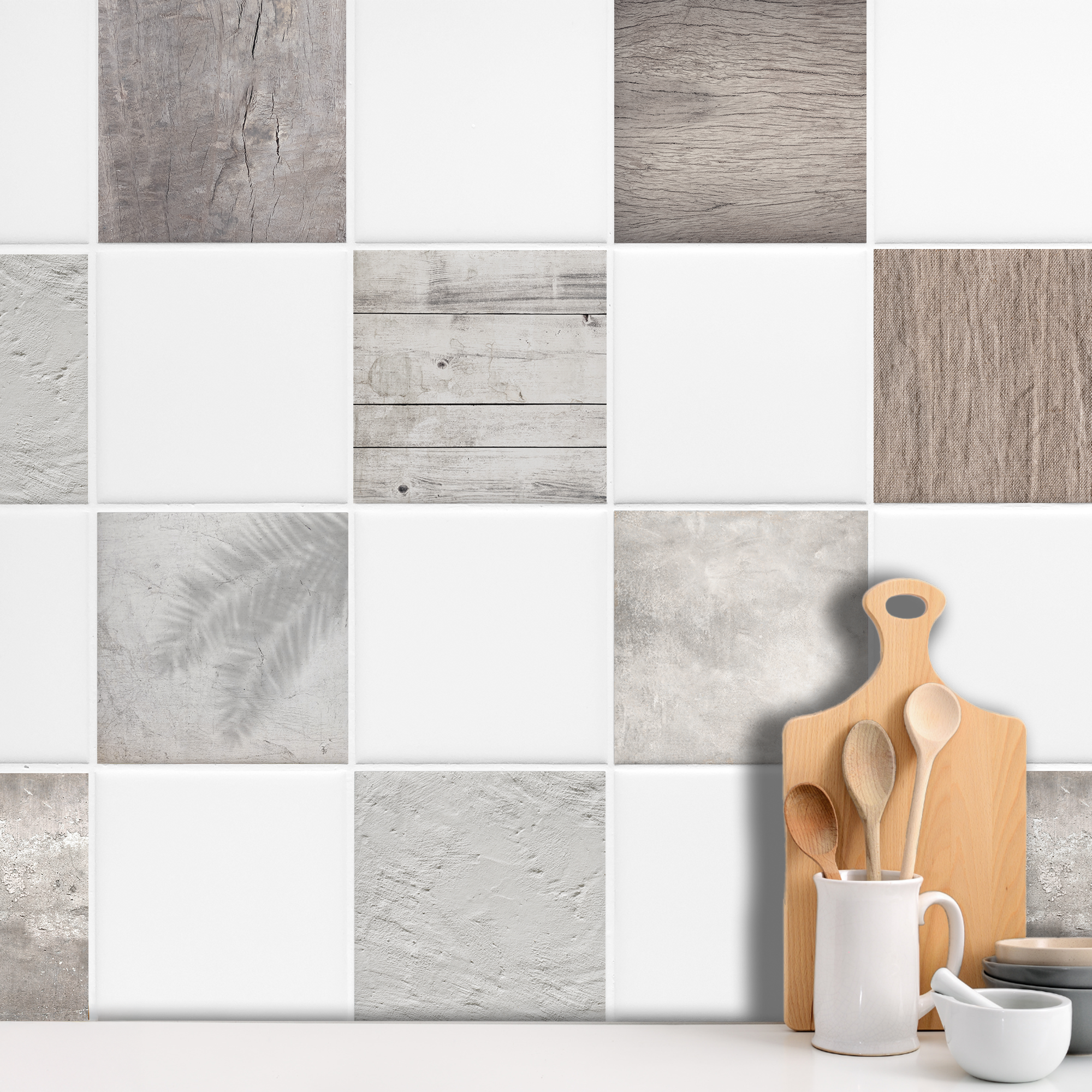 Fliesenmosaik in Grau- und Weißtönen, Holz- und Betonoptik.
