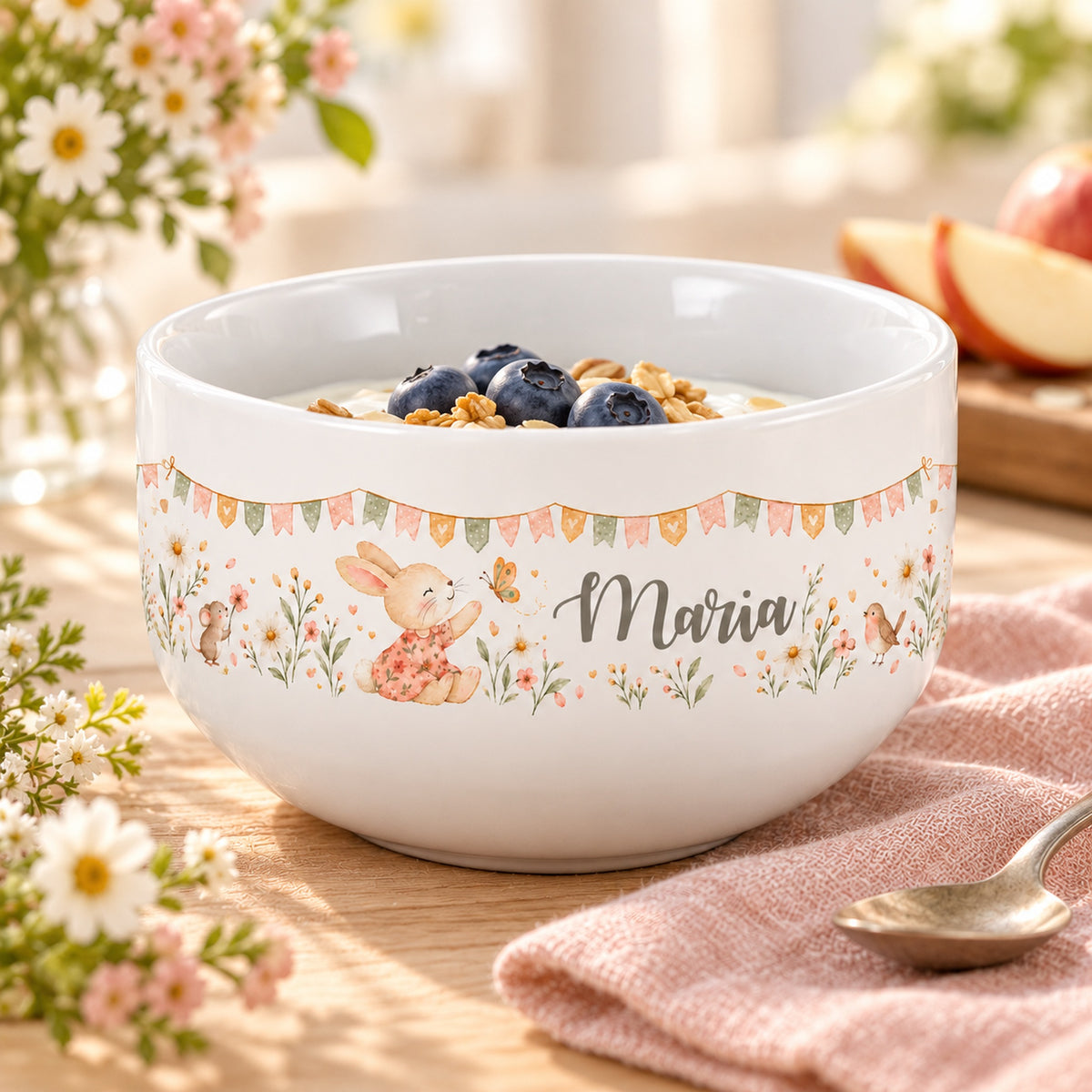 Häschen-Müslischale mit Joghurt und Beeren auf einem hellen Frühstückstisch.