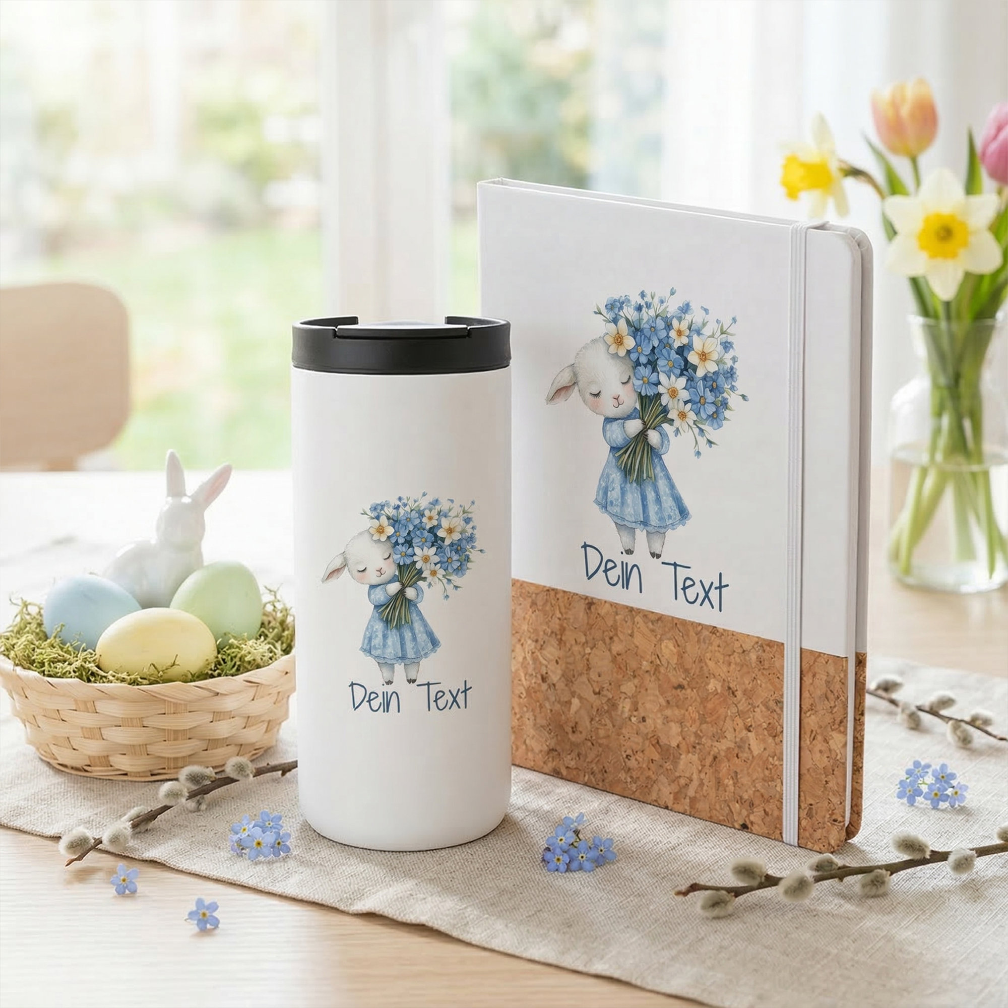 Weißer Becher mit Hase und blauen Blumen, personalisierbar.