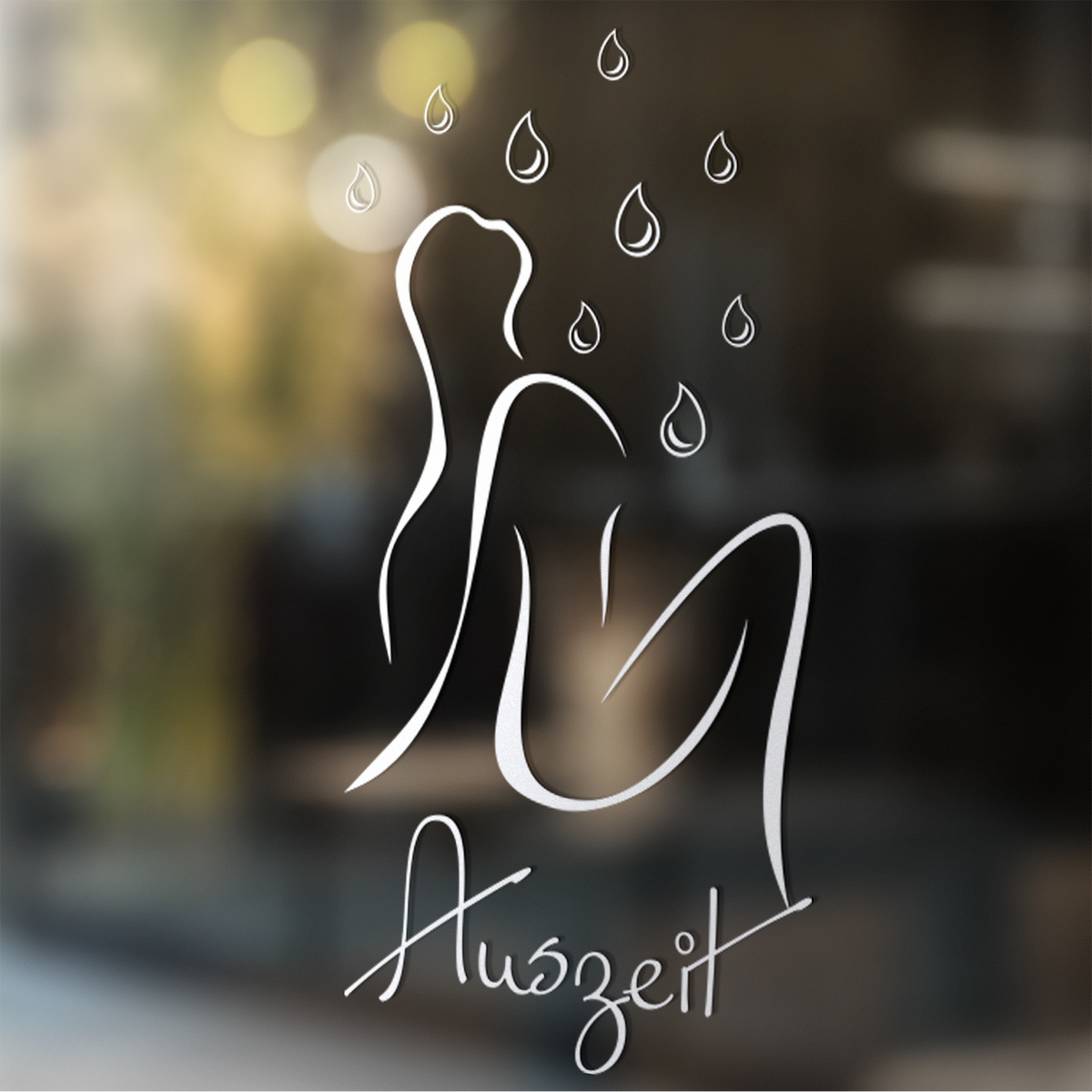 Silberne Schriftzug "Auszeit" mit stilisierter Figur und Tropfen.