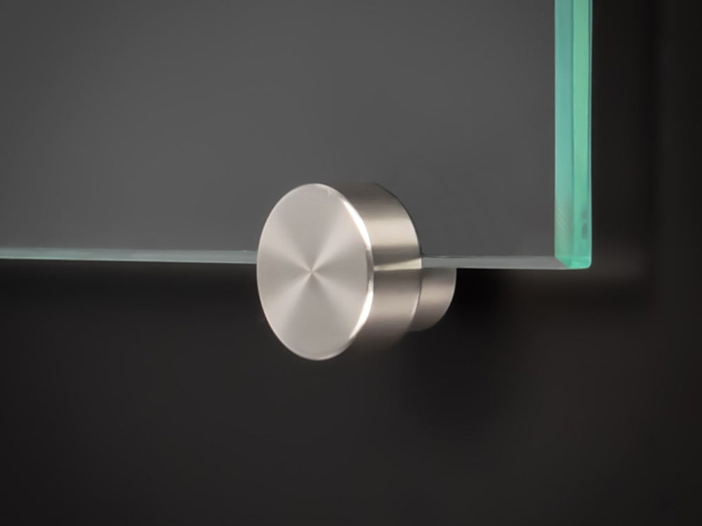 Detailansicht eines Edelstahl-Klemmhalters an einer Glas-Spritzschutzplatte