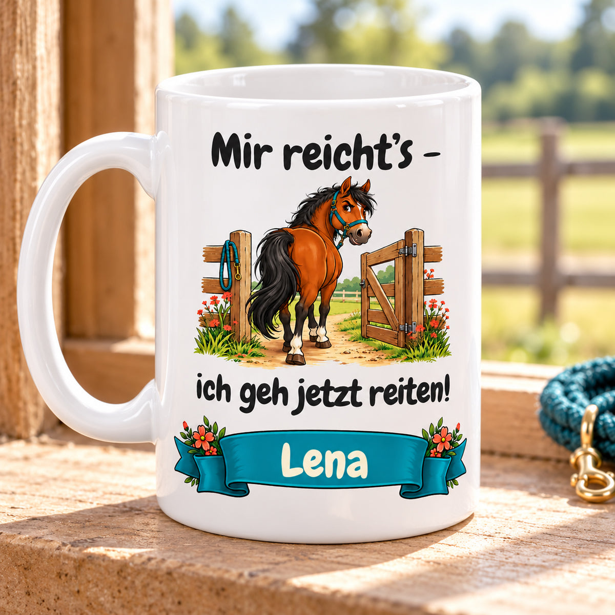 Weiße Pferdetasse mit Namen, braunem Pferd am Koppeltor und Spruch „Mir reicht’s – ich geh jetzt reiten!“, mit Henkel links und identischem Motiv.