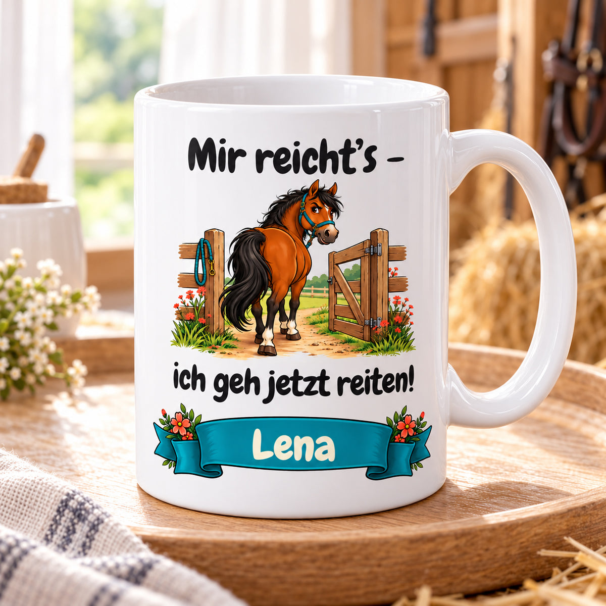 Weiße Pferdetasse mit Namen, braunem Pferd am Koppeltor und Spruch „Mir reicht’s – ich geh jetzt reiten!“, schräg von vorn.