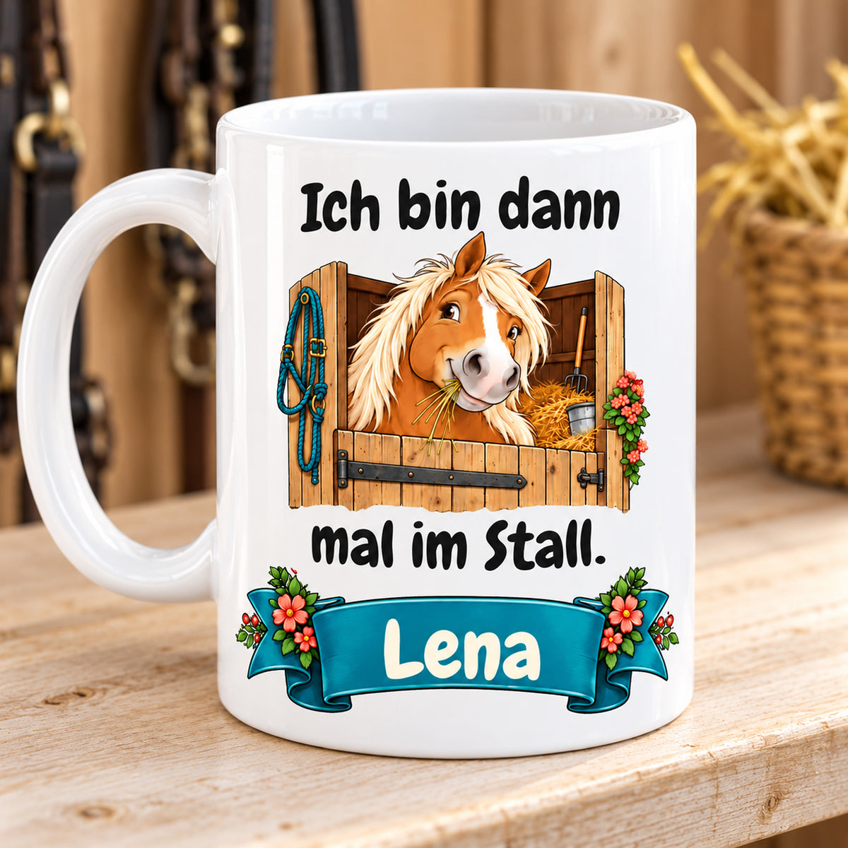 Weiße Pferdetasse mit Namen, Haflinger an der Stalltür und Spruch „Ich bin dann mal im Stall.“, mit Henkel links und identischem Motiv.