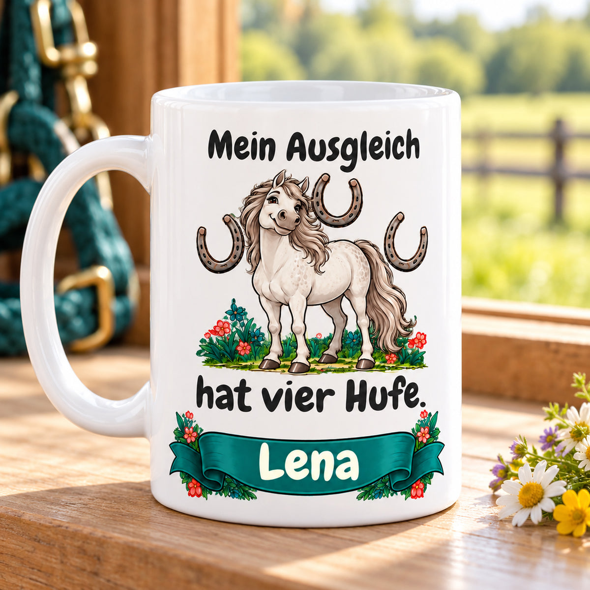 Weiße Pferdetasse mit Namen, Schimmel und Hufeisen und Spruch „Mein Ausgleich hat vier Hufe.“, mit Henkel links und identischem Motiv.