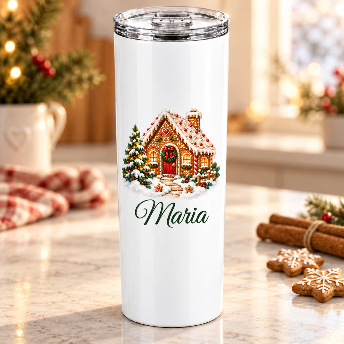 Thermobecher mit Lebkuchenhäuschen mit Zuckerguss und Wunschname in weihnachtlicher Umgebung