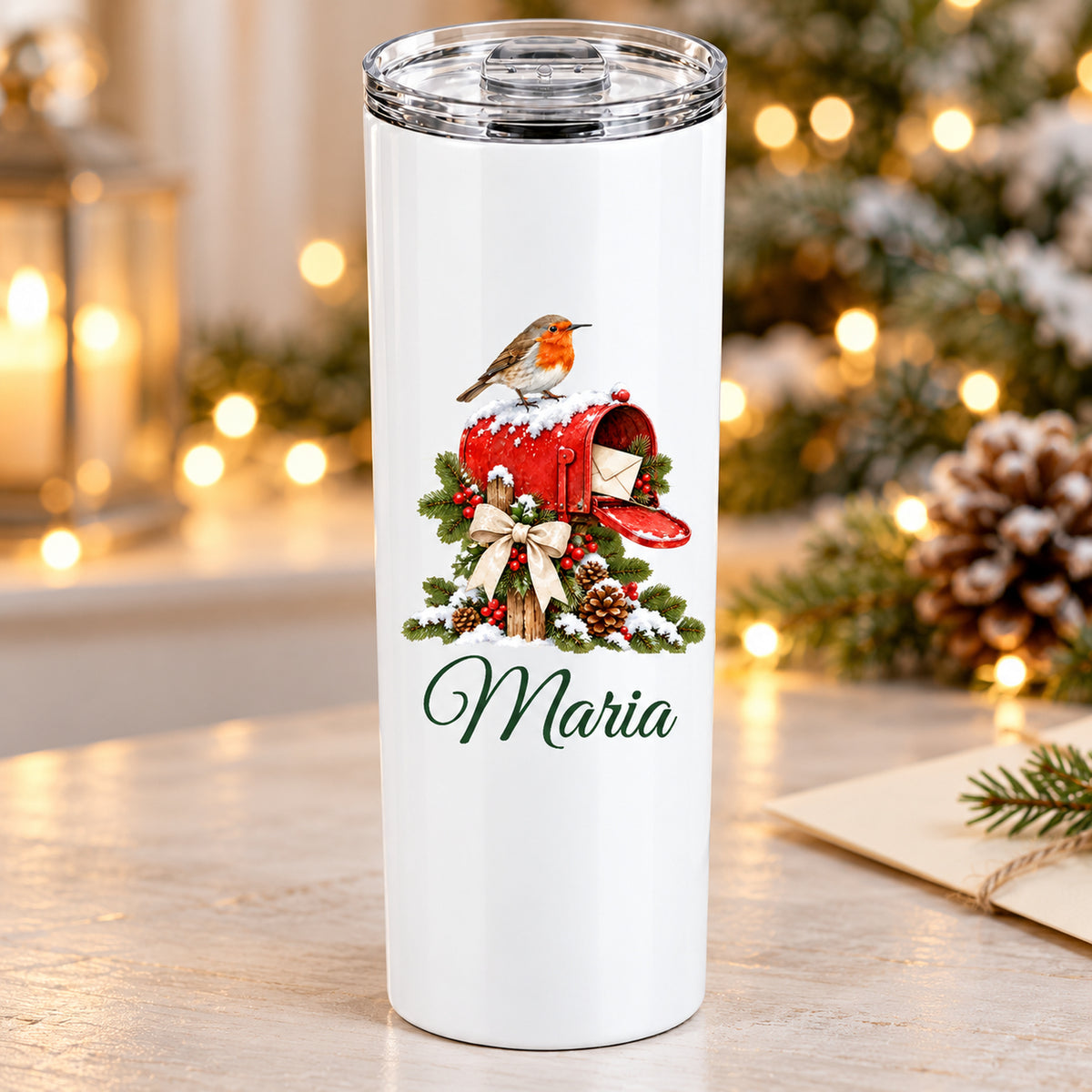Thermobecher mit Rotkehlchen an rotem Briefkasten und Wunschname in weihnachtlicher Umgebung