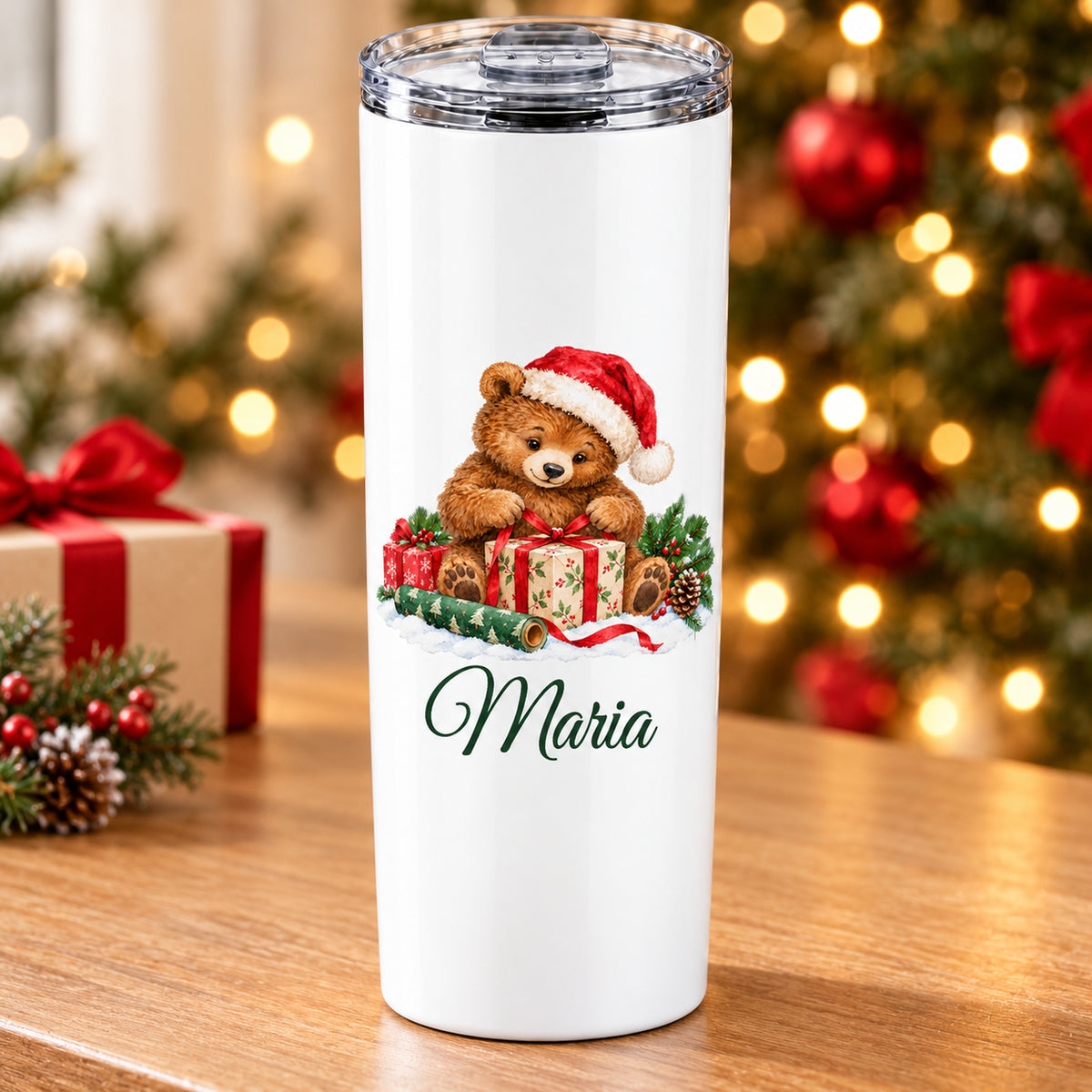 Thermobecher mit Teddybär mit Weihnachtsmütze und Geschenken und Wunschname in weihnachtlicher Umgebung