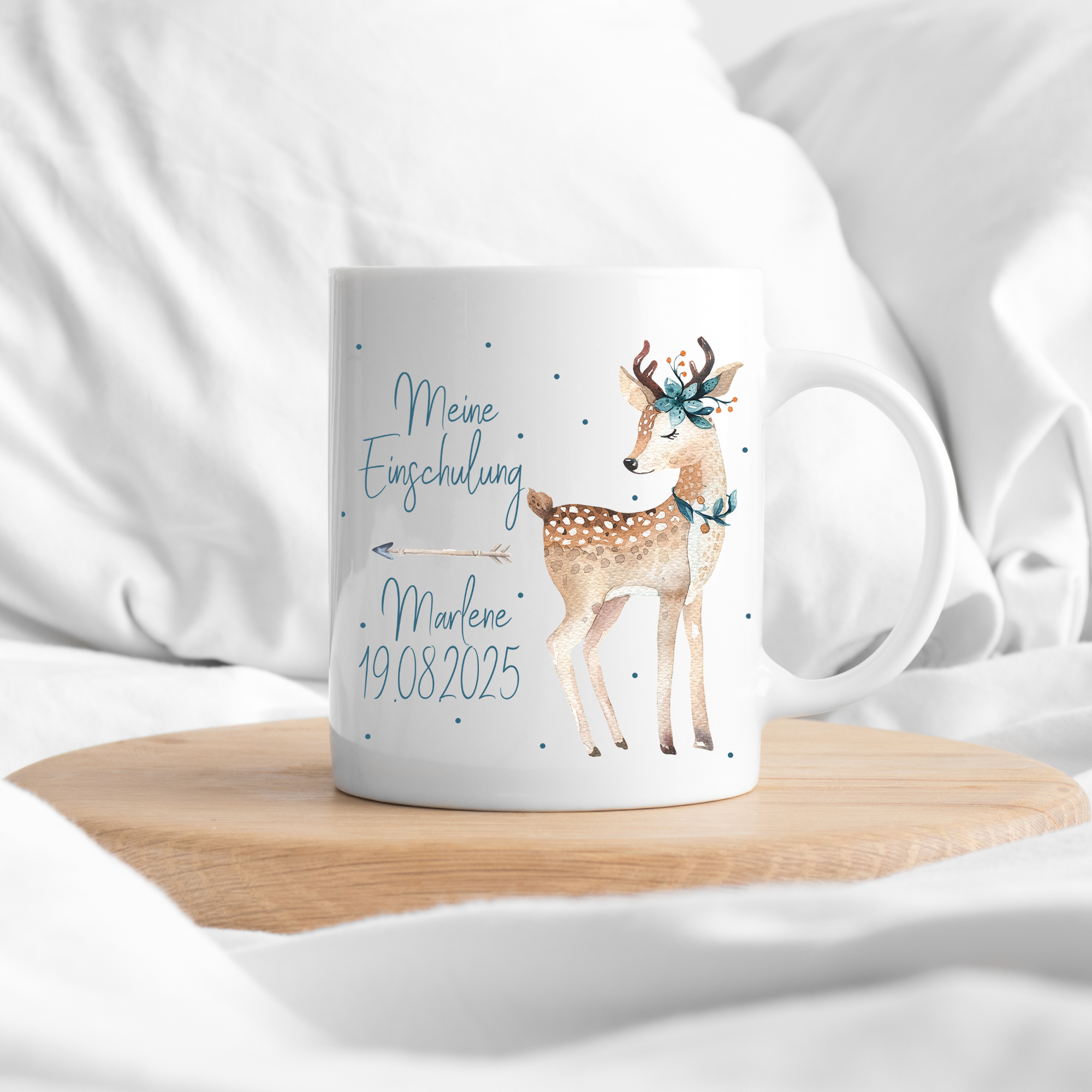 Weißer Becher mit Reh-Motiv und personalisiertem Text.