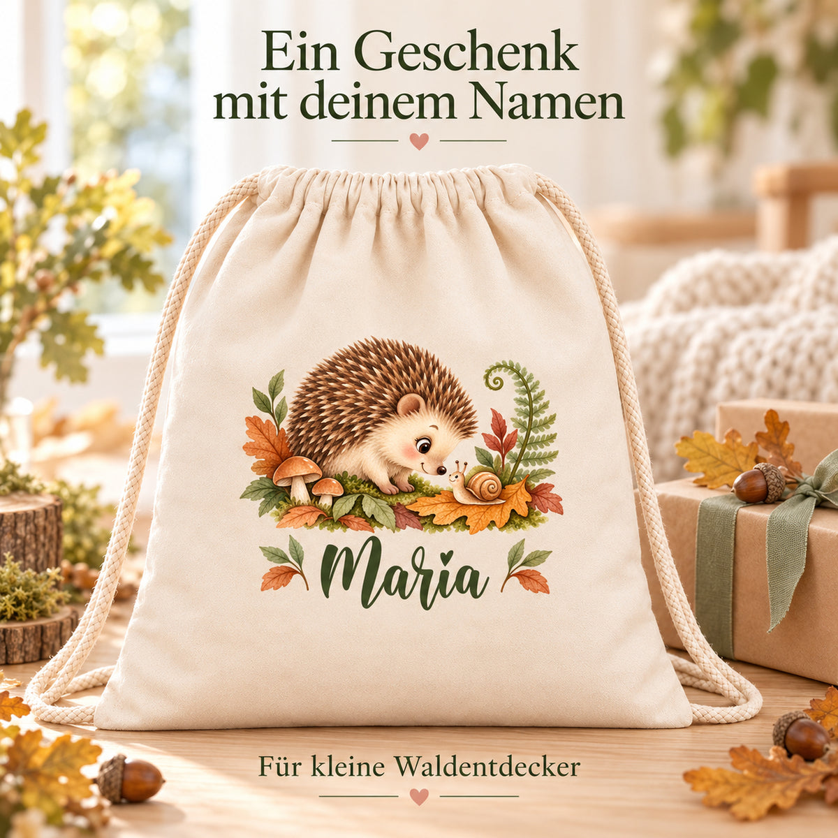 Personalisierter Turnbeutel mit Igel und Schnecke neben einem verpackten Geschenk und Walddekoration