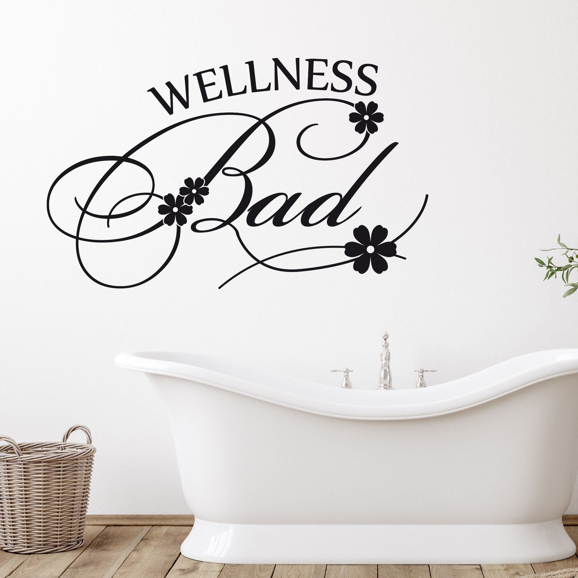 Schwarzer Wandaufkleber "Wellness Bad" über einer Badewanne.