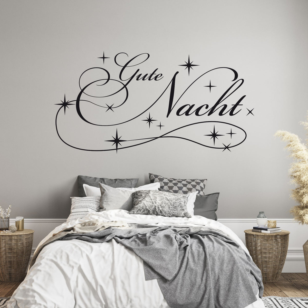 Wandtattoo "Gute Nacht" in Schwarz mit Sternen.