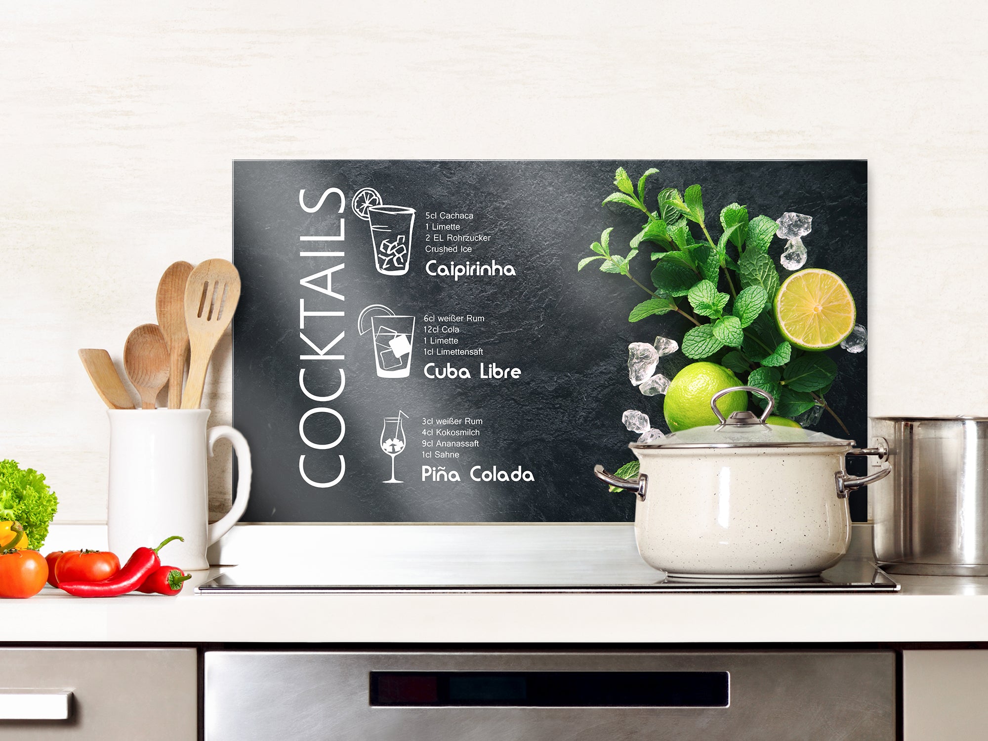 Cocktail-Rezepttafel mit Caipirinha, Cuba Libre, Pina Colada.