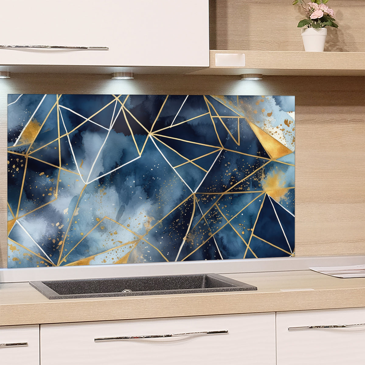 Blau-goldene Küchenrückwand mit geometrischem Muster.