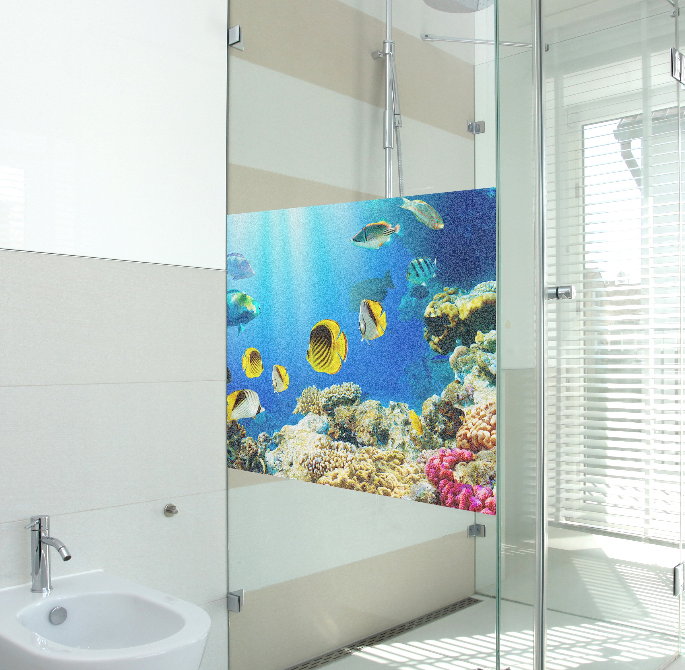Badezimmer-Duschwand mit buntem Korallenriff und Fischen.