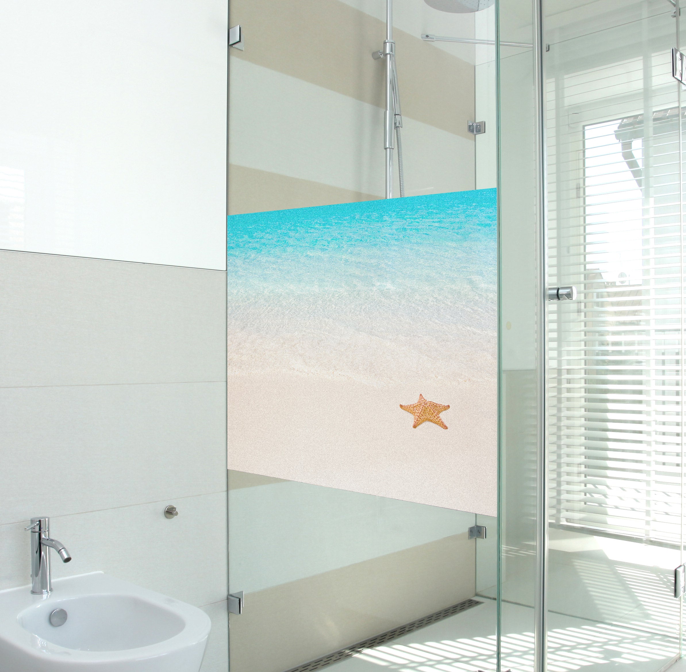 Duschabtrennung mit Strandmotiv, hellblau und Sandfarbe.
