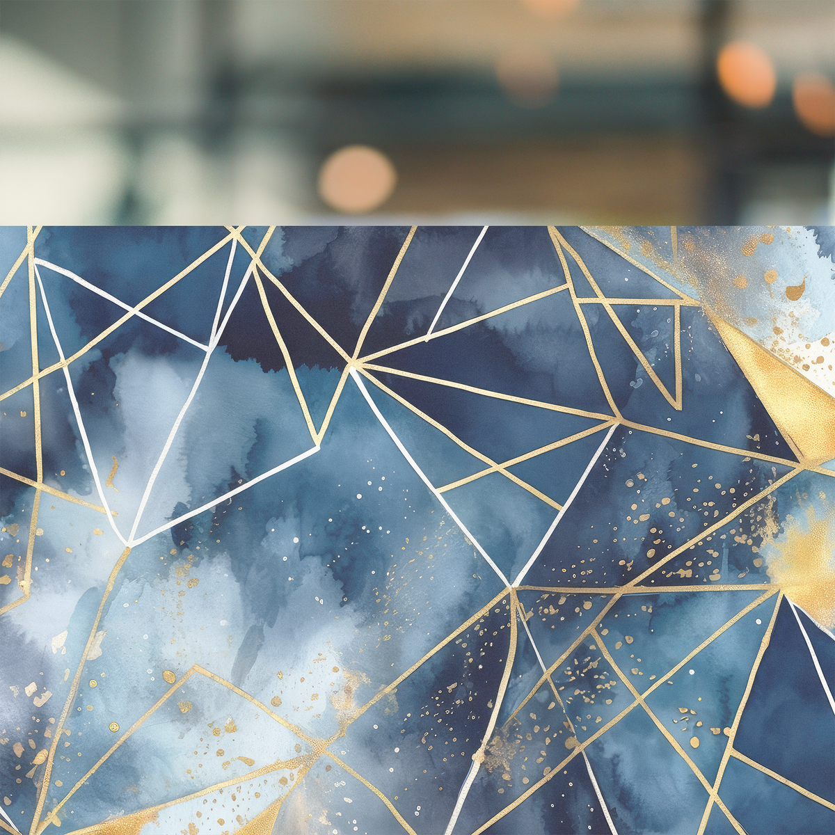 Abstraktes Aquarell in Blau mit goldenen geometrischen Linien.