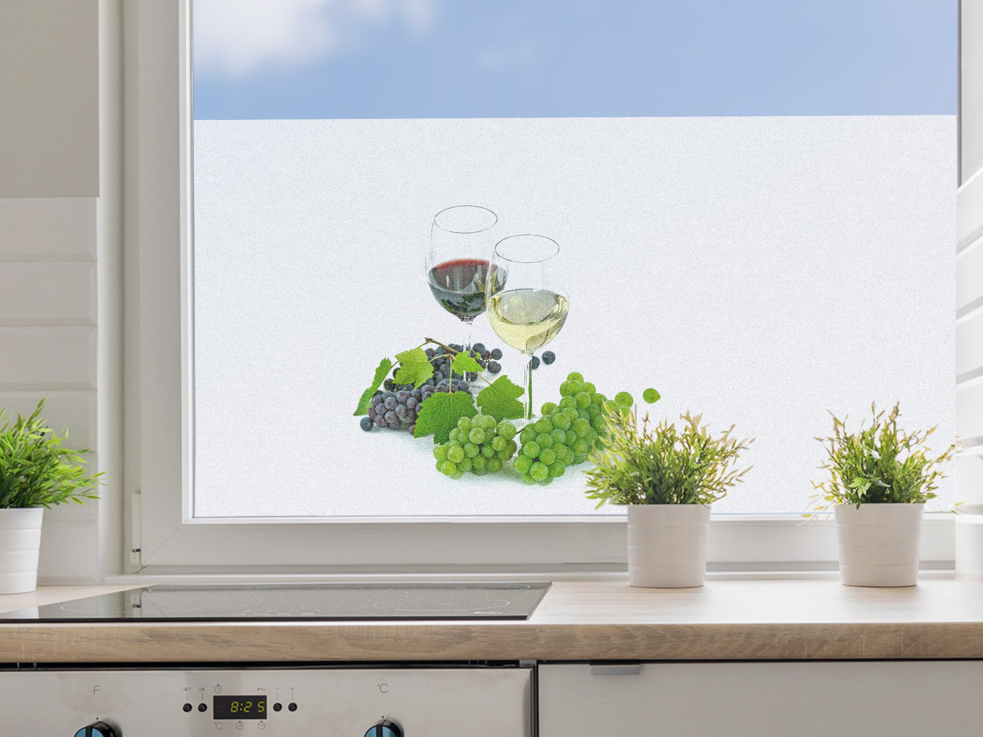 Rot- und Weißwein mit Trauben und grünen Blättern.