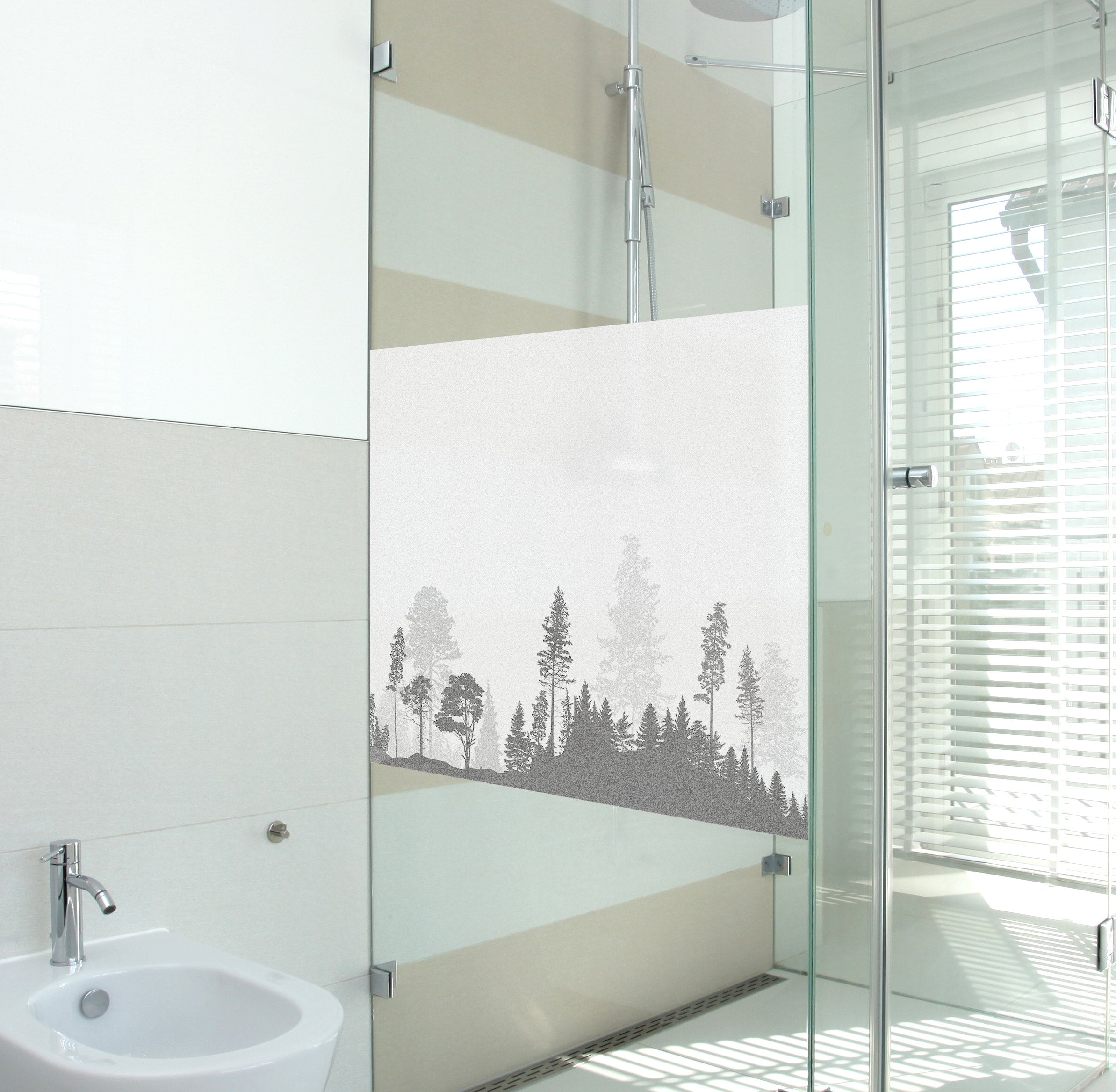 Duschabtrennung mit grauem Waldmotiv auf weißem Hintergrund.