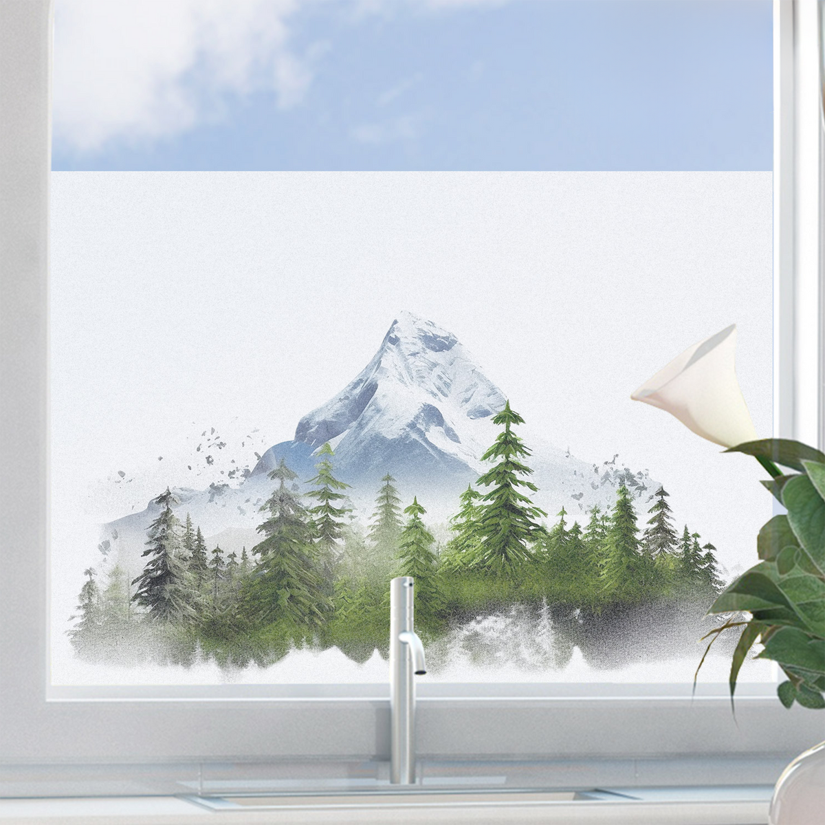 Frosted Fensterfolie mit Berg- und Waldmotiv in Grün.