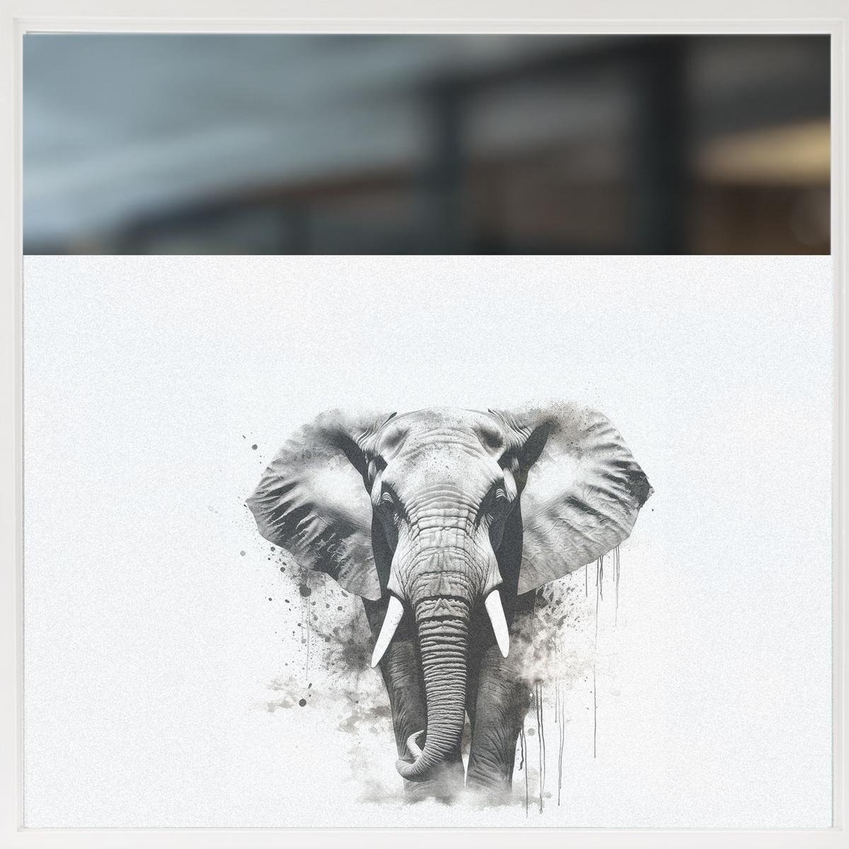 Grauer Elefant mit künstlerischen Spritzern auf hellem Hintergrund.