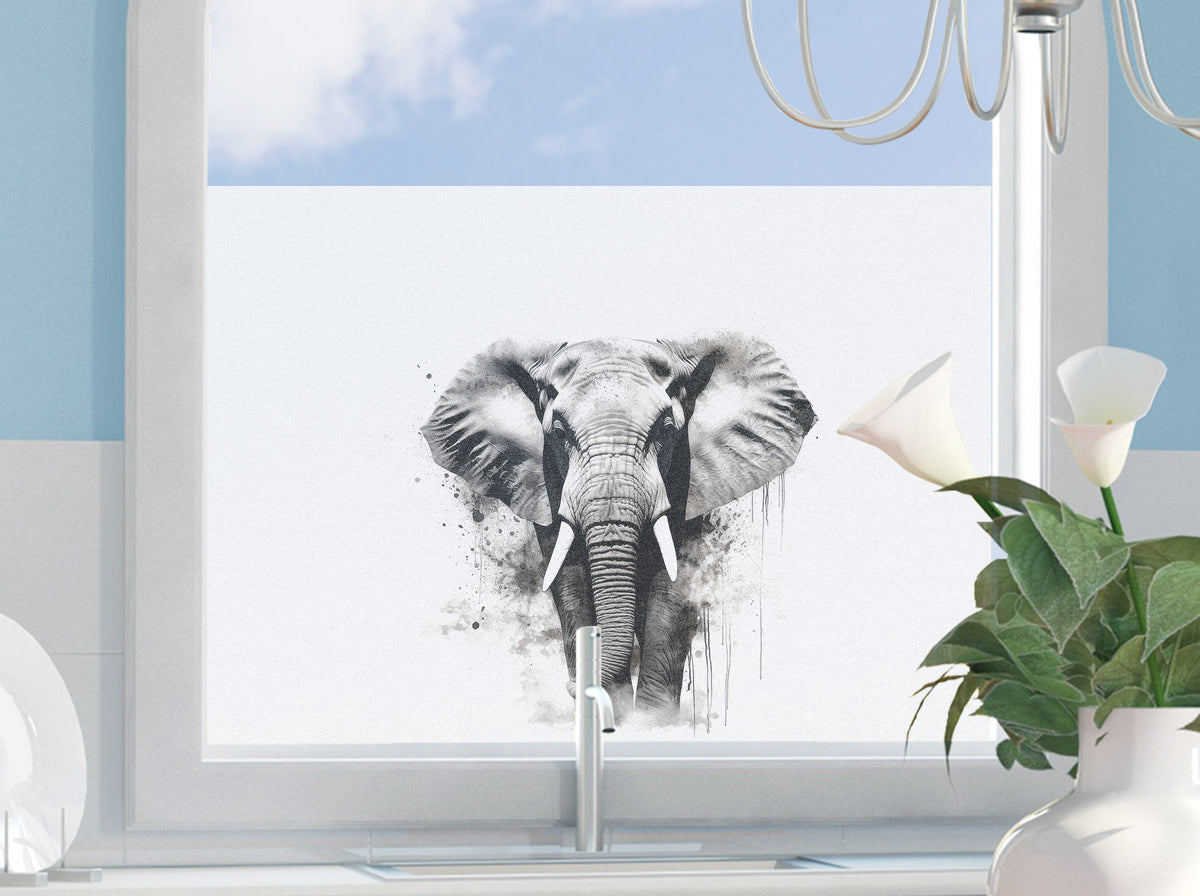 Elefant in Schwarz-Weiß mit Wasserfarbeneffekten.
