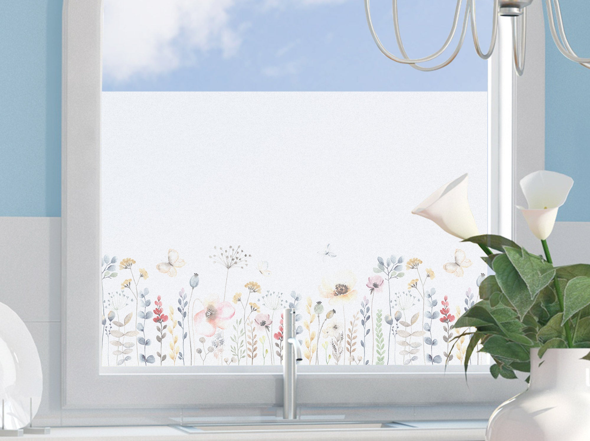 Fensterfolie mit bunten Blumenmotiven und hellem Hintergrund.