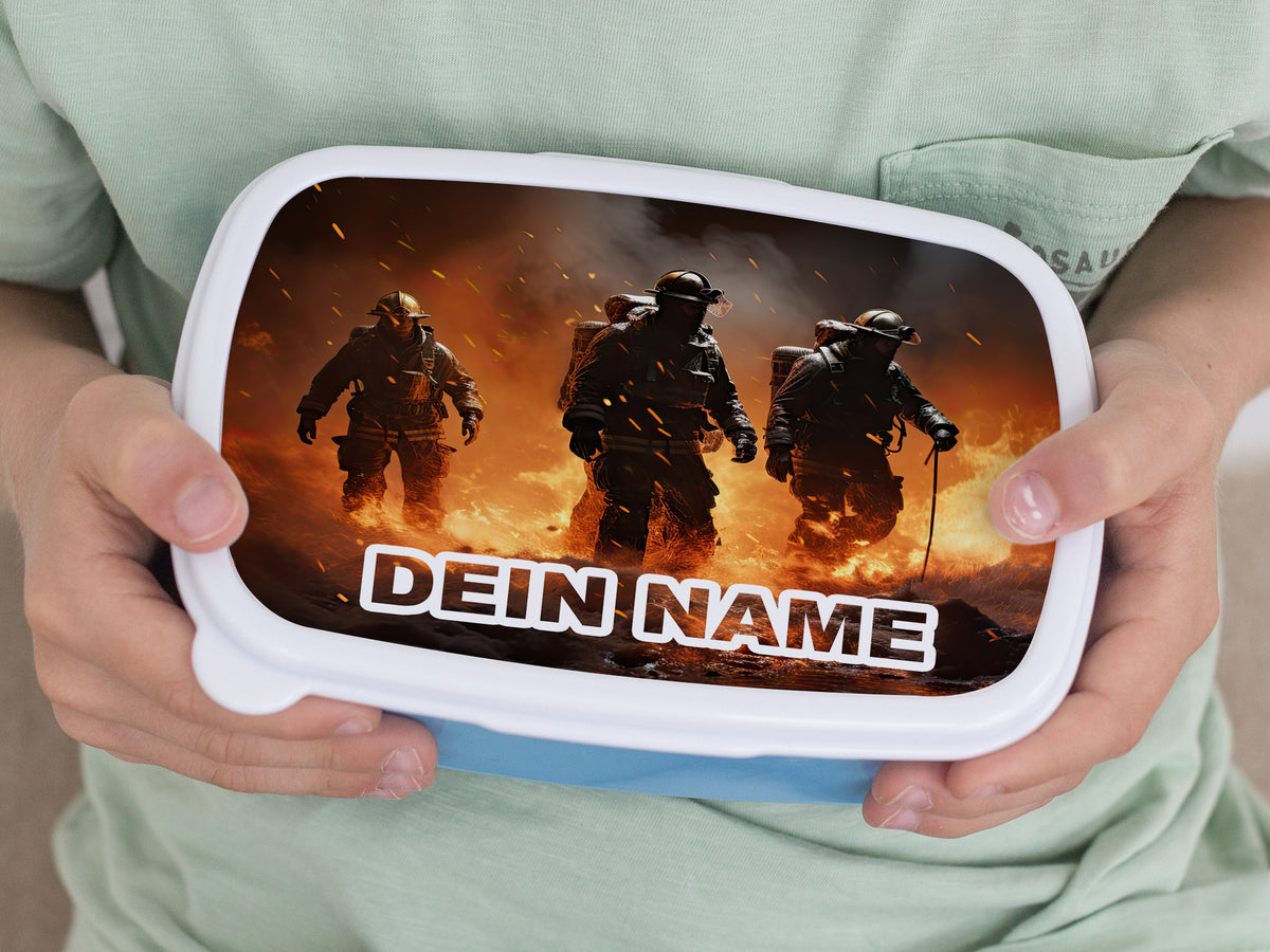 Personalisierte Brotdose mit Feuerwehrmotiven und Namen.
