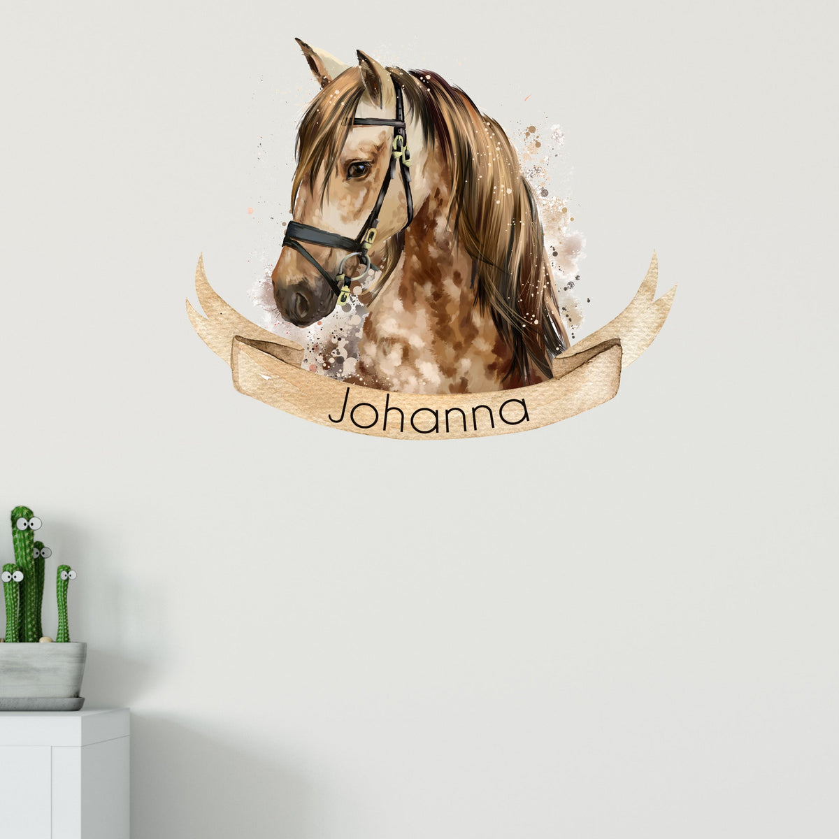 Wandtattoo mit Pferdekopf und Wunschname an weißer Wand
