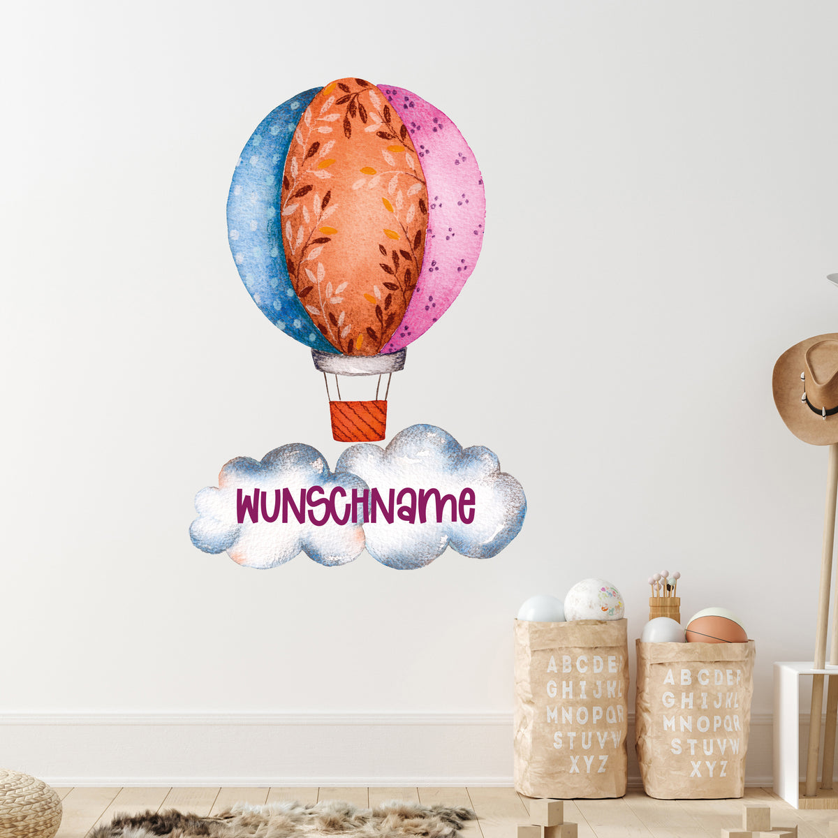 Wandtattoo mit Heißluftballon und Wunschname im Kinderzimmer