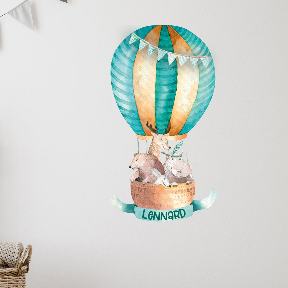 Wandtattoo mit türkisfarbenem Heißluftballon und Wunschname im Kinderzimmer