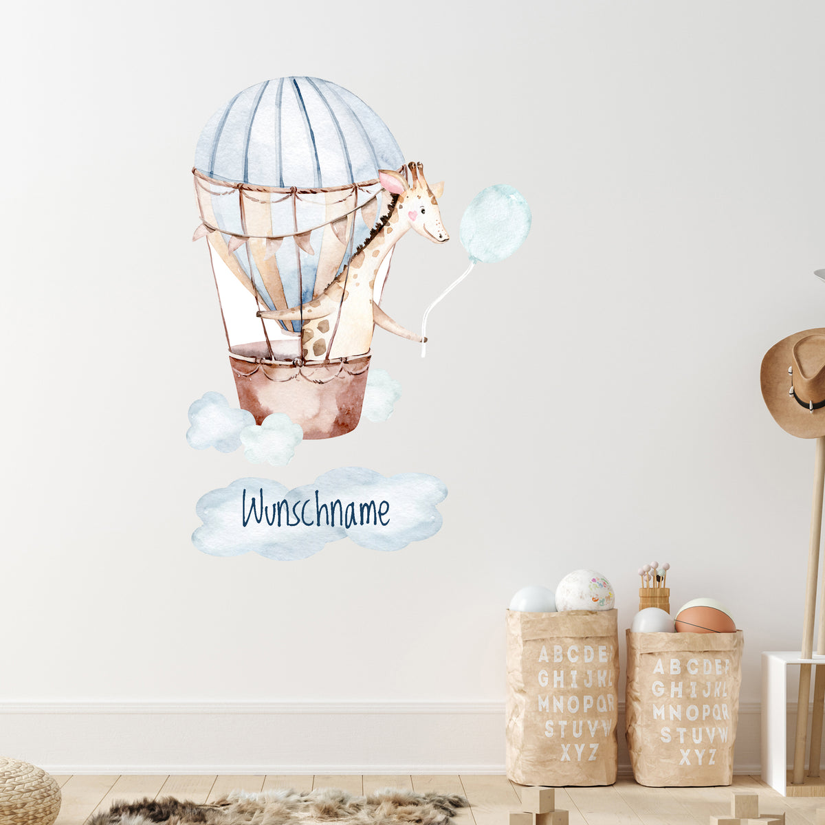 Wandtattoo mit Heißluftballon, Giraffe und Wunschname im Kinderzimmer