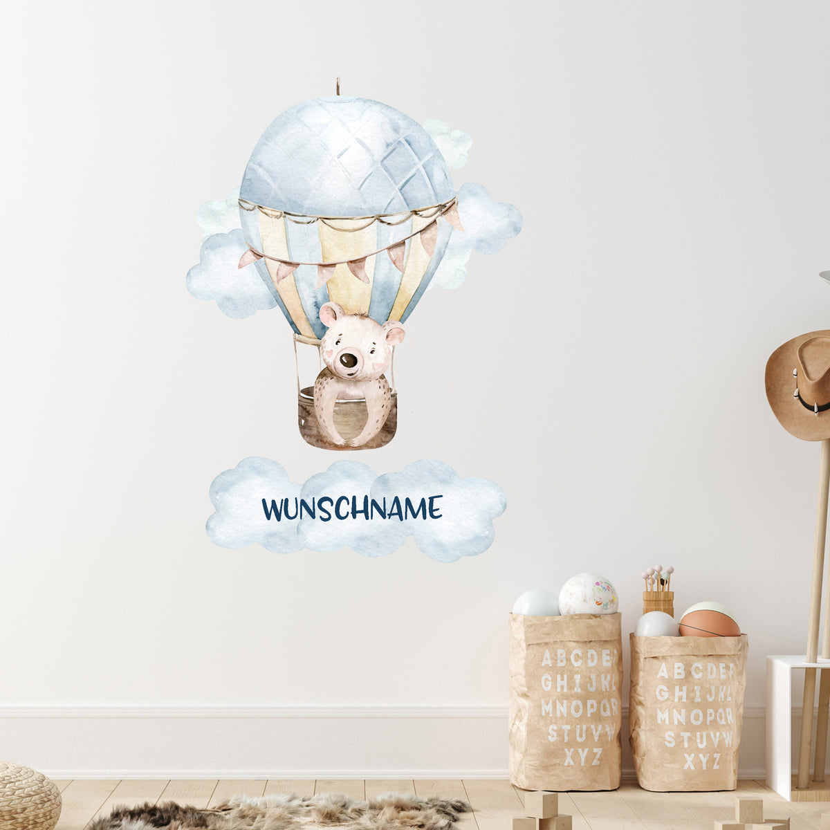 Wandtattoo mit Heißluftballon, Bär und Wunschname im Kinderzimmer