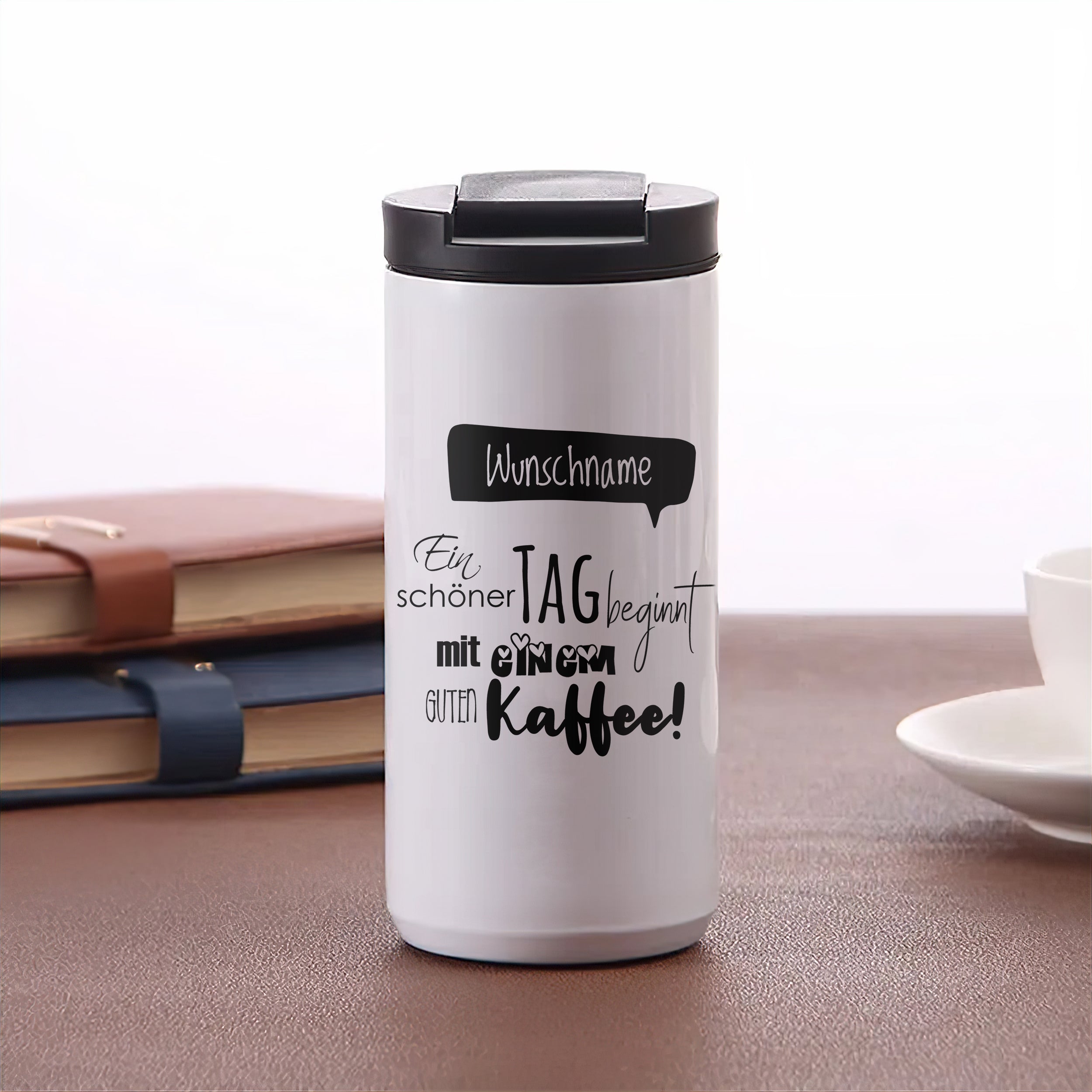 Weißer Kaffeebecher mit personalisiertem Text und schwarzer Schrift.