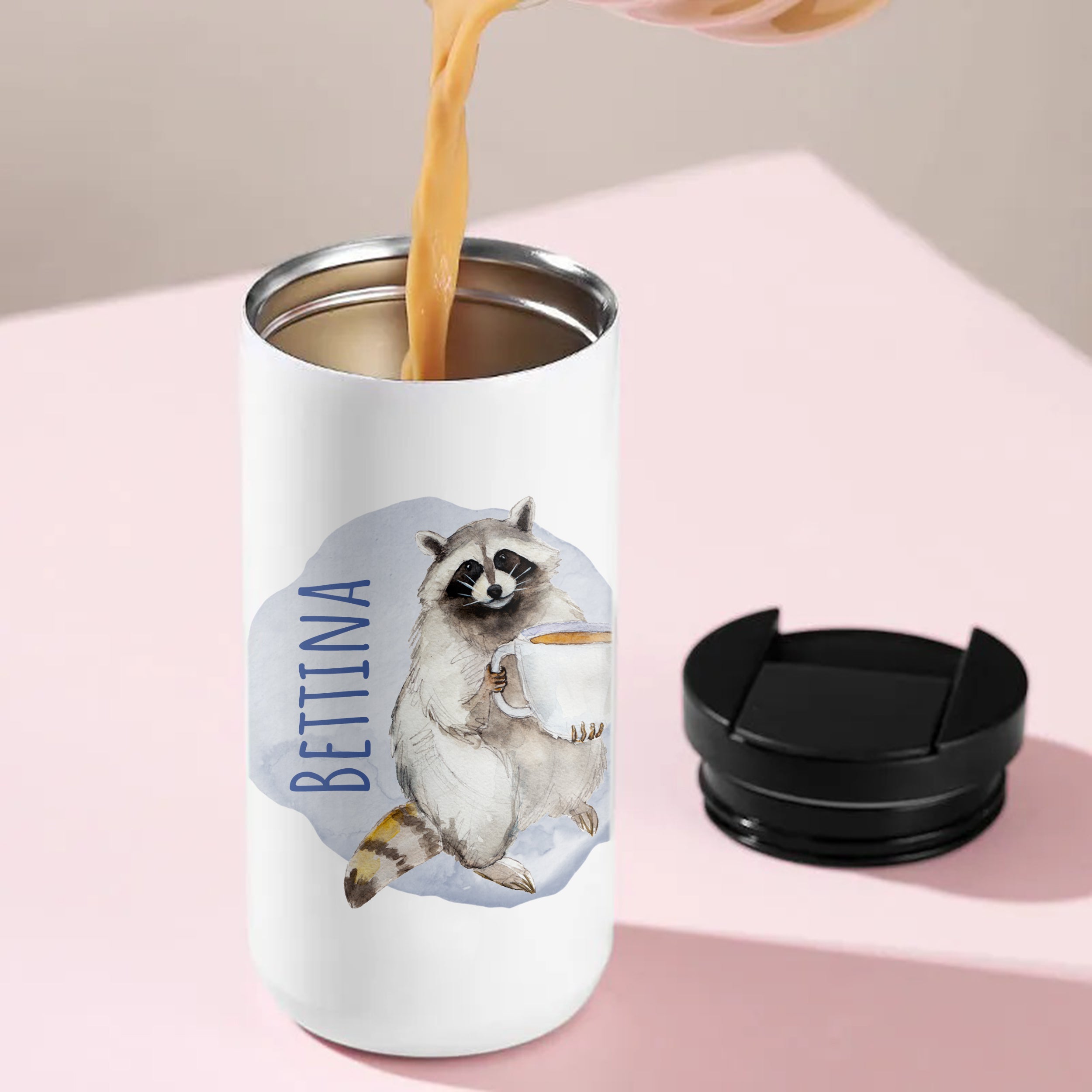 Weißer Trinkbecher mit Waschbär-Illustration und Namen Bettina.