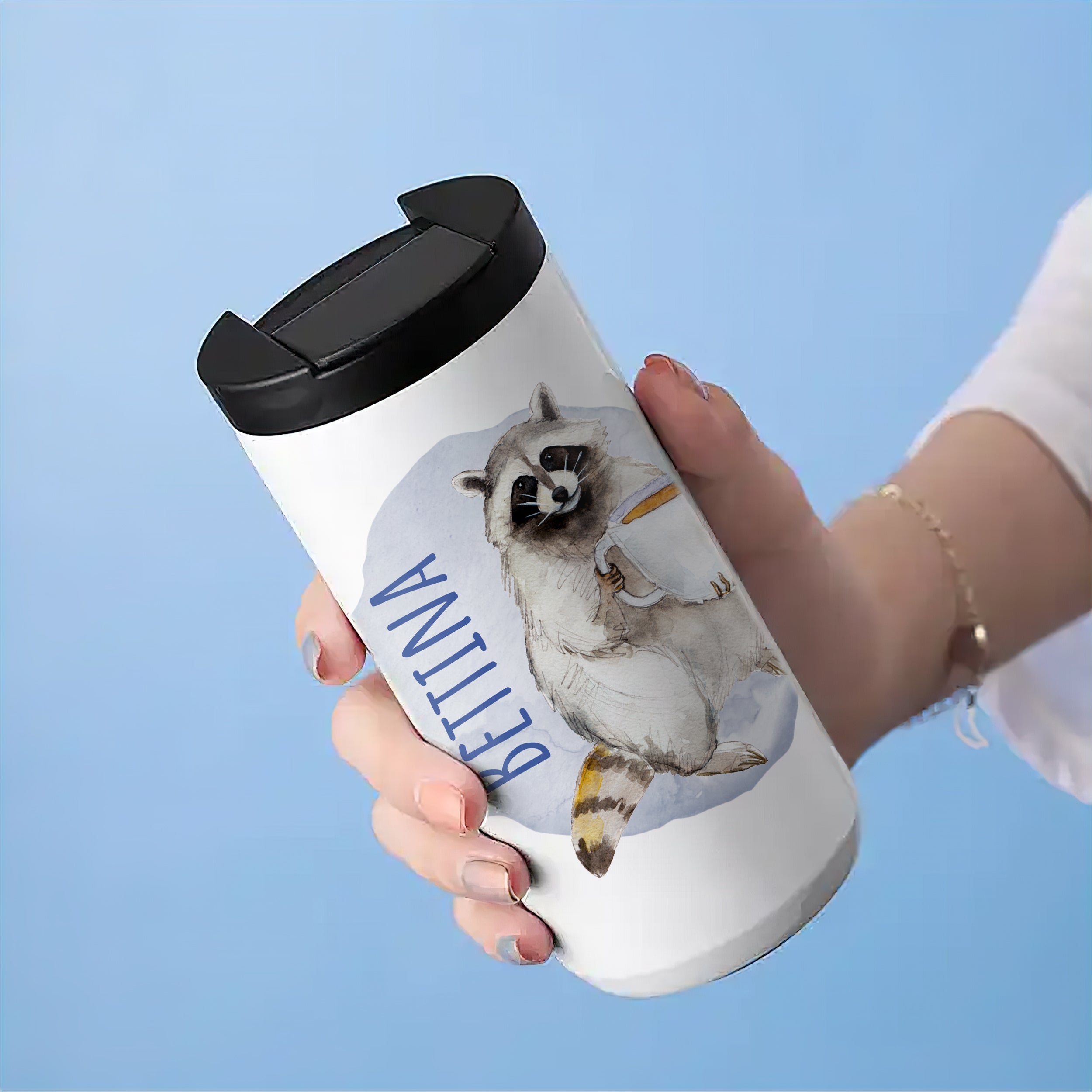 Weißer Thermobecher mit Waschbär-Illustration und Name "Bettina".