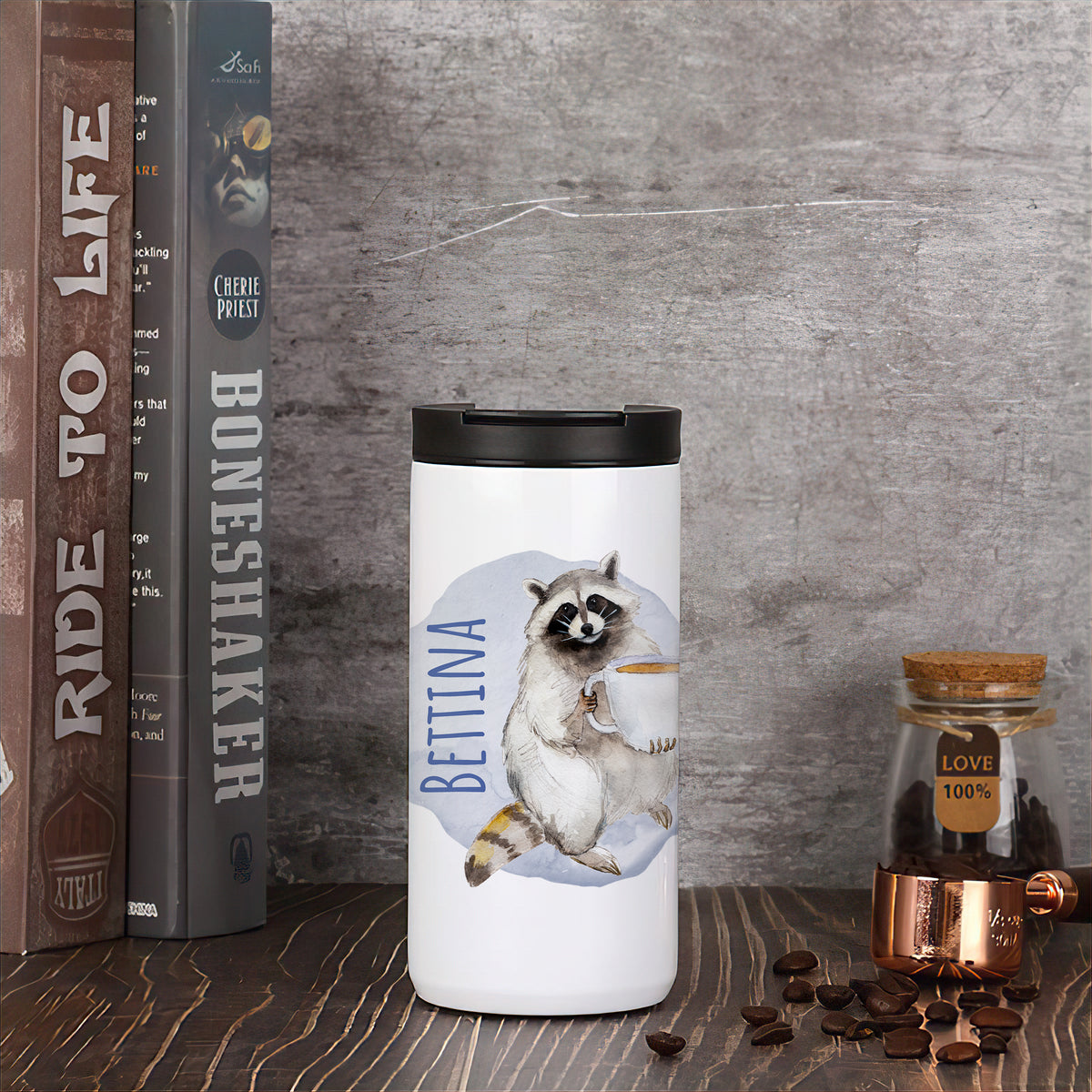 Weißer Thermobecher mit Waschbär-Illustration und Namen Bettina.