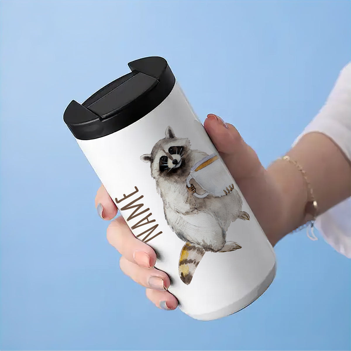 Weißer Becher mit Waschbär-Illustration und Deckel.