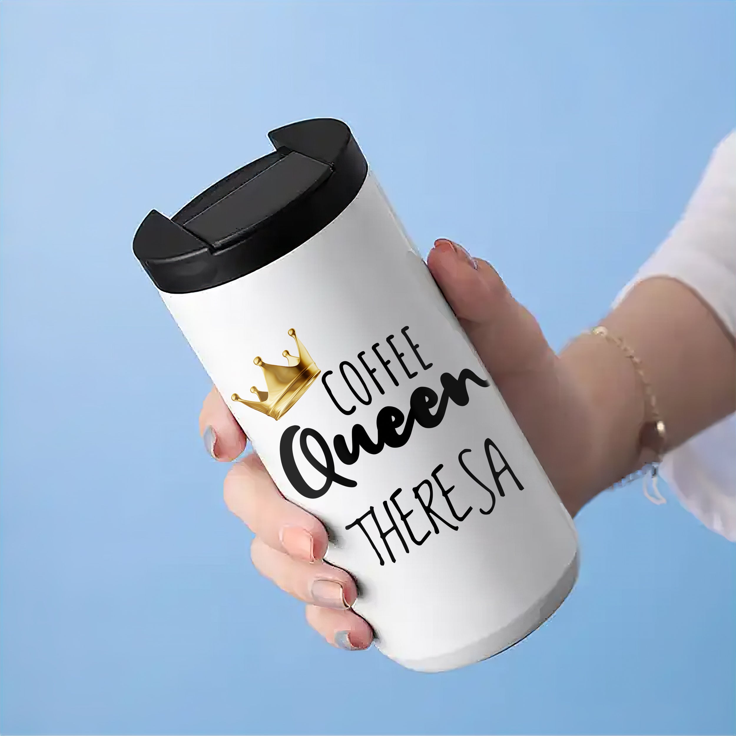 Weißer Kaffeebecher mit Aufschrift "Coffee Queen Theresa" und Krone.