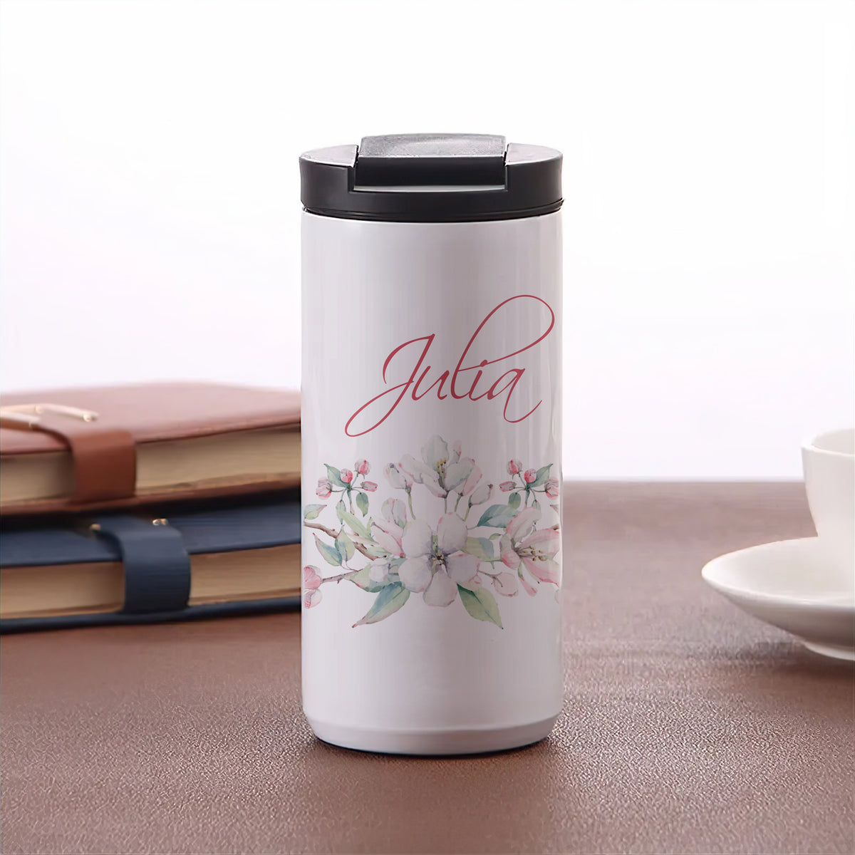 Weißer Thermobecher mit floralem Design und dem Namen Julia.