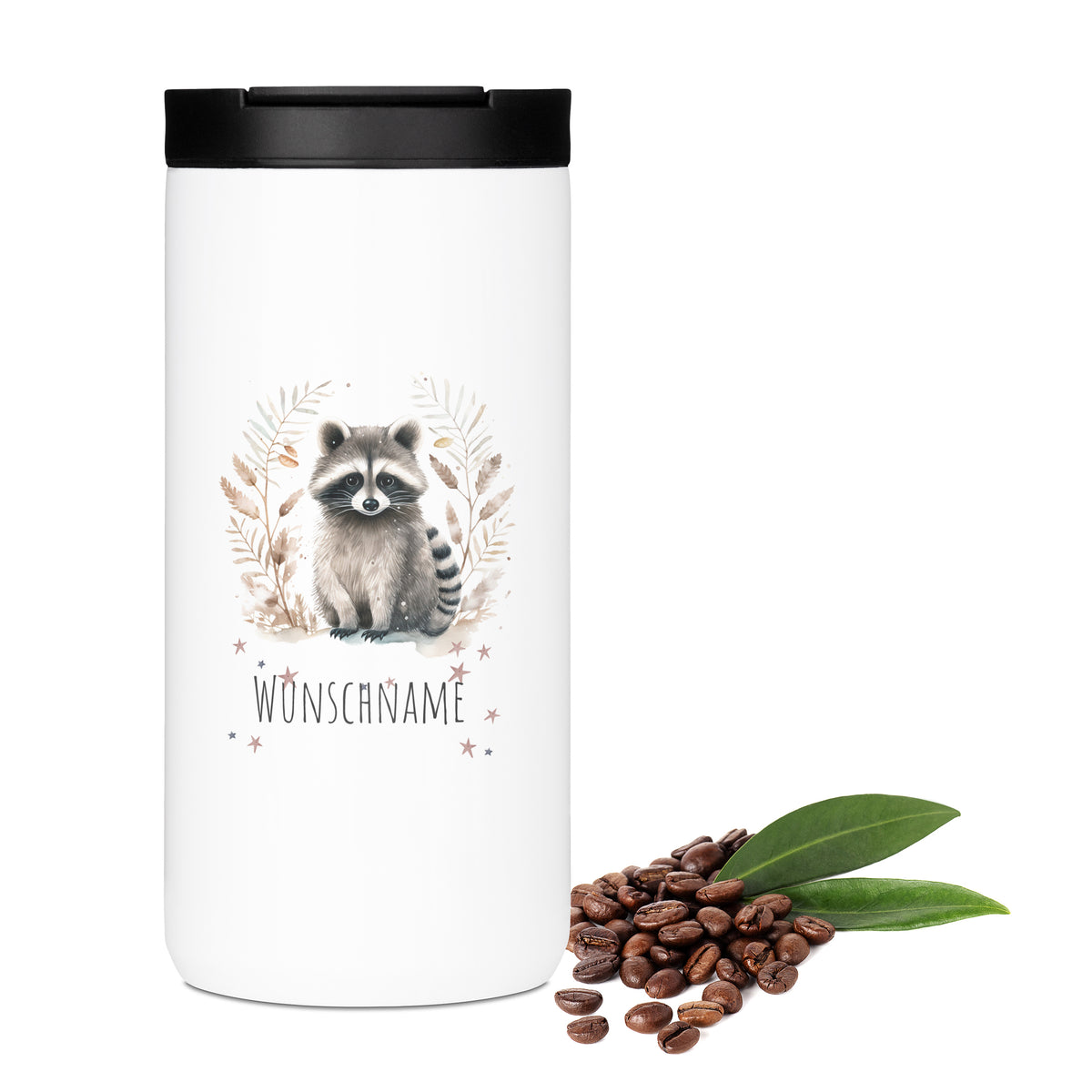 Weißer Kaffeebecher mit Waschbär-Illustration und Kaffeebohnen.
