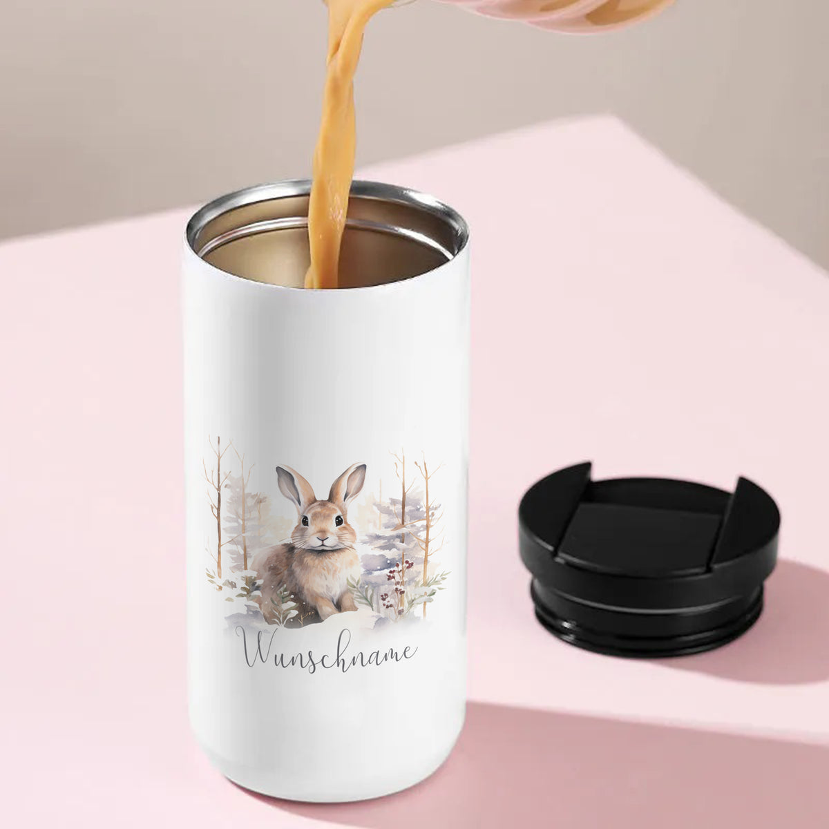 Weißer Becher mit Kaninchen-Motiv und Wunschname.