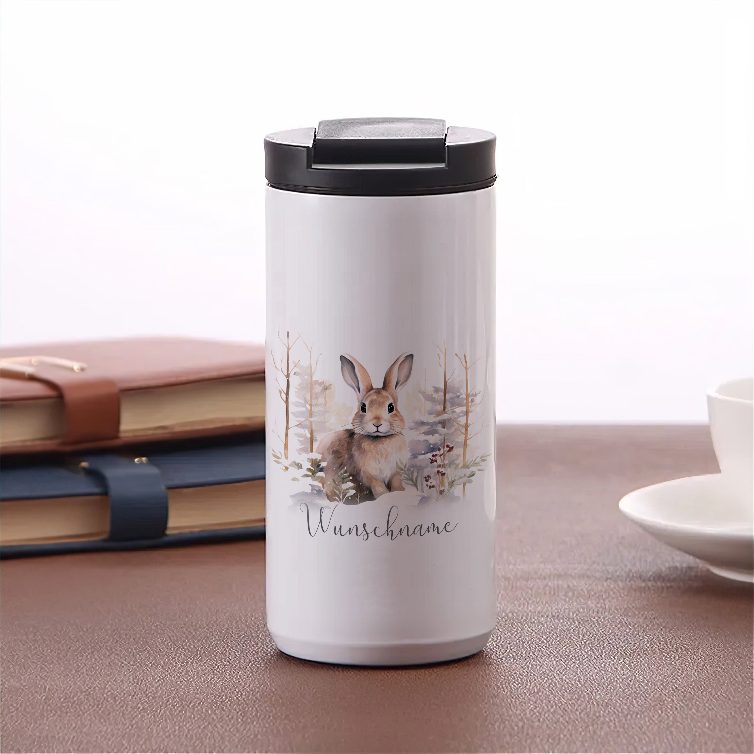 Weißer Becher mit Hase und Wunschname.