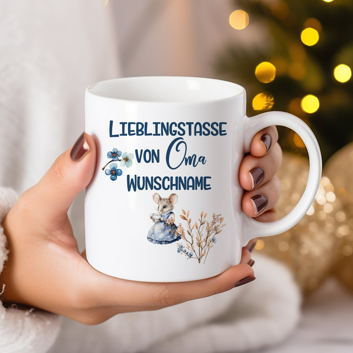 Weiße Tasse mit "Lieblingstasse von Oma" und Blumenmotiv.