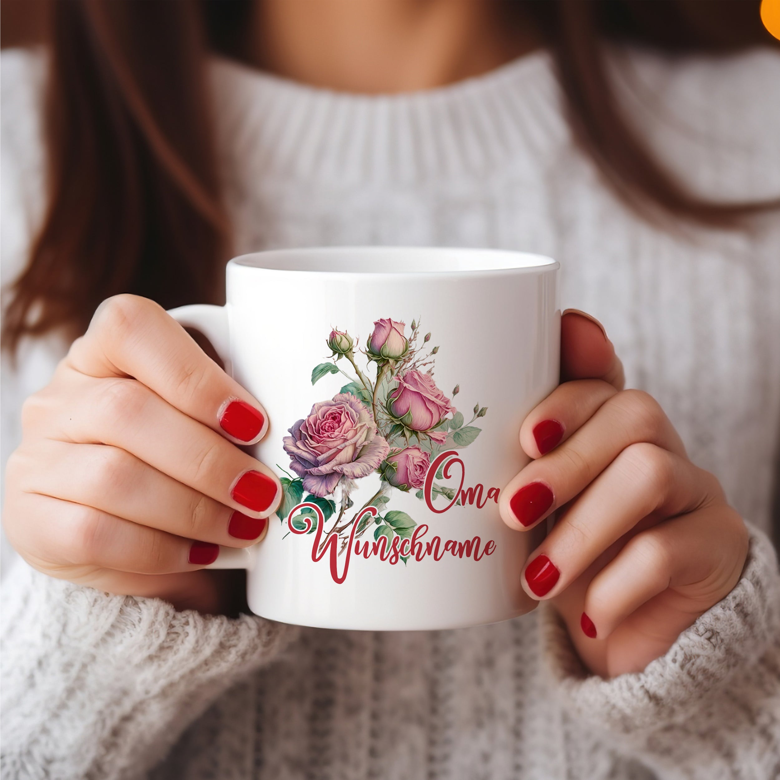 Weißer Becher mit rosa Blumen und "Oma Wünsche" Schriftzug.