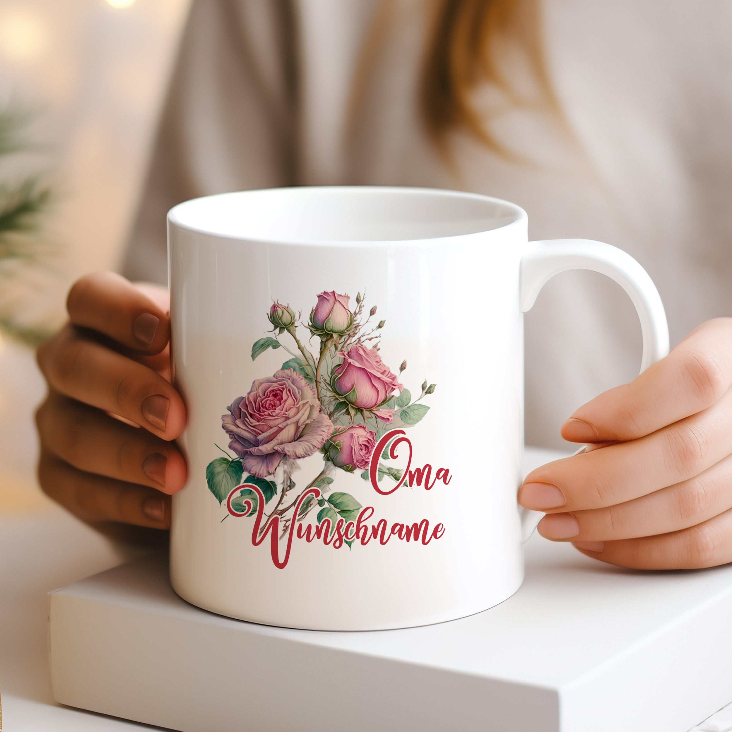 Weiße Tasse mit rosa Blumen und „Oma Wünsche“ Schriftzug.