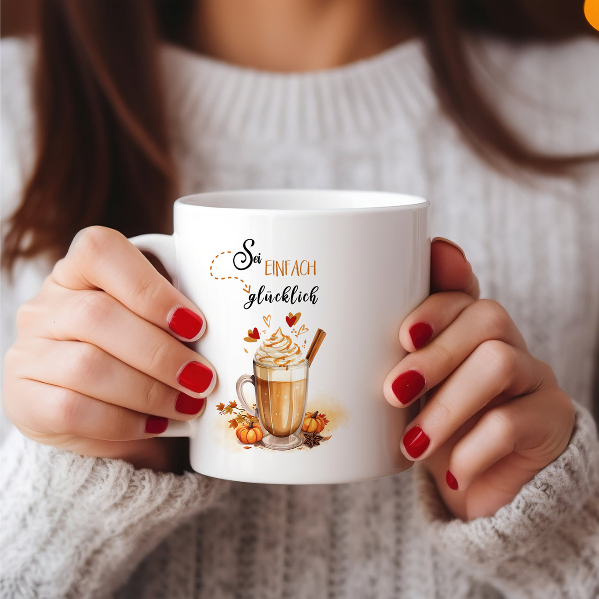 Weiße Tasse mit Aufschrift „Einfach glücklich“ und Kaffee.