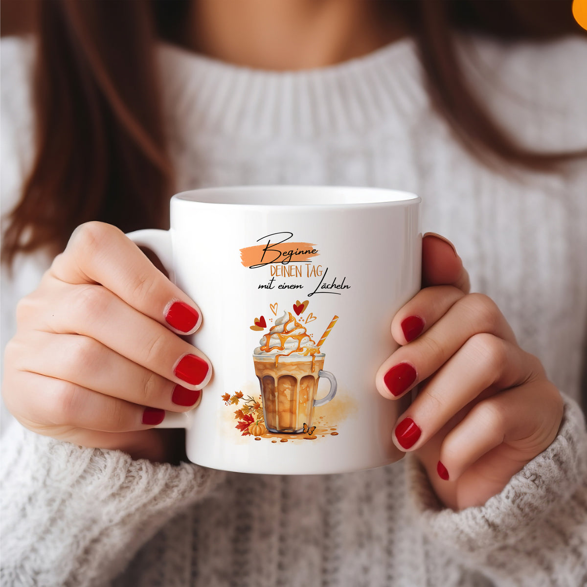Kaffeetasse mit herbstlichem Design und Aufschrift.