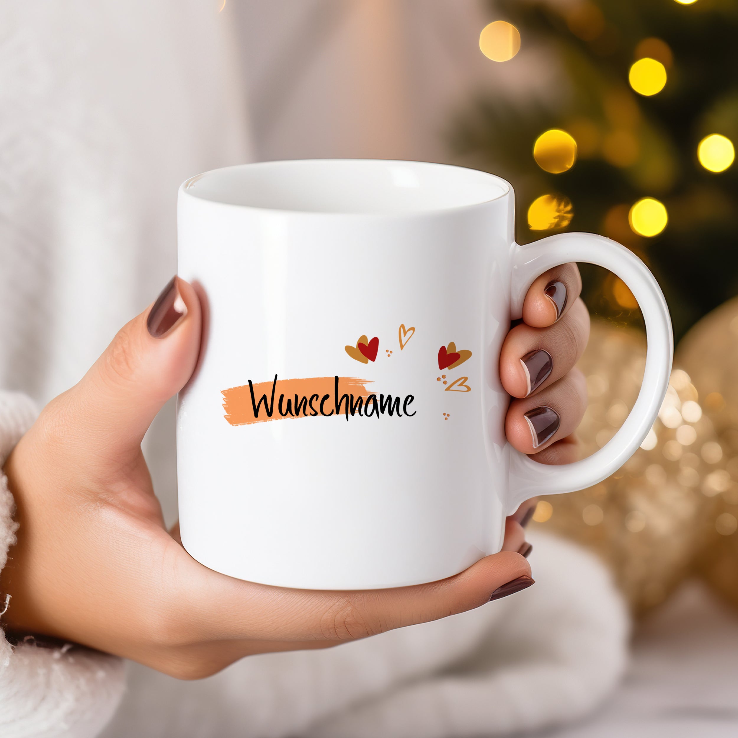 Weiße Tasse mit dem Aufdruck "Wunschname" und Herzmotiven.