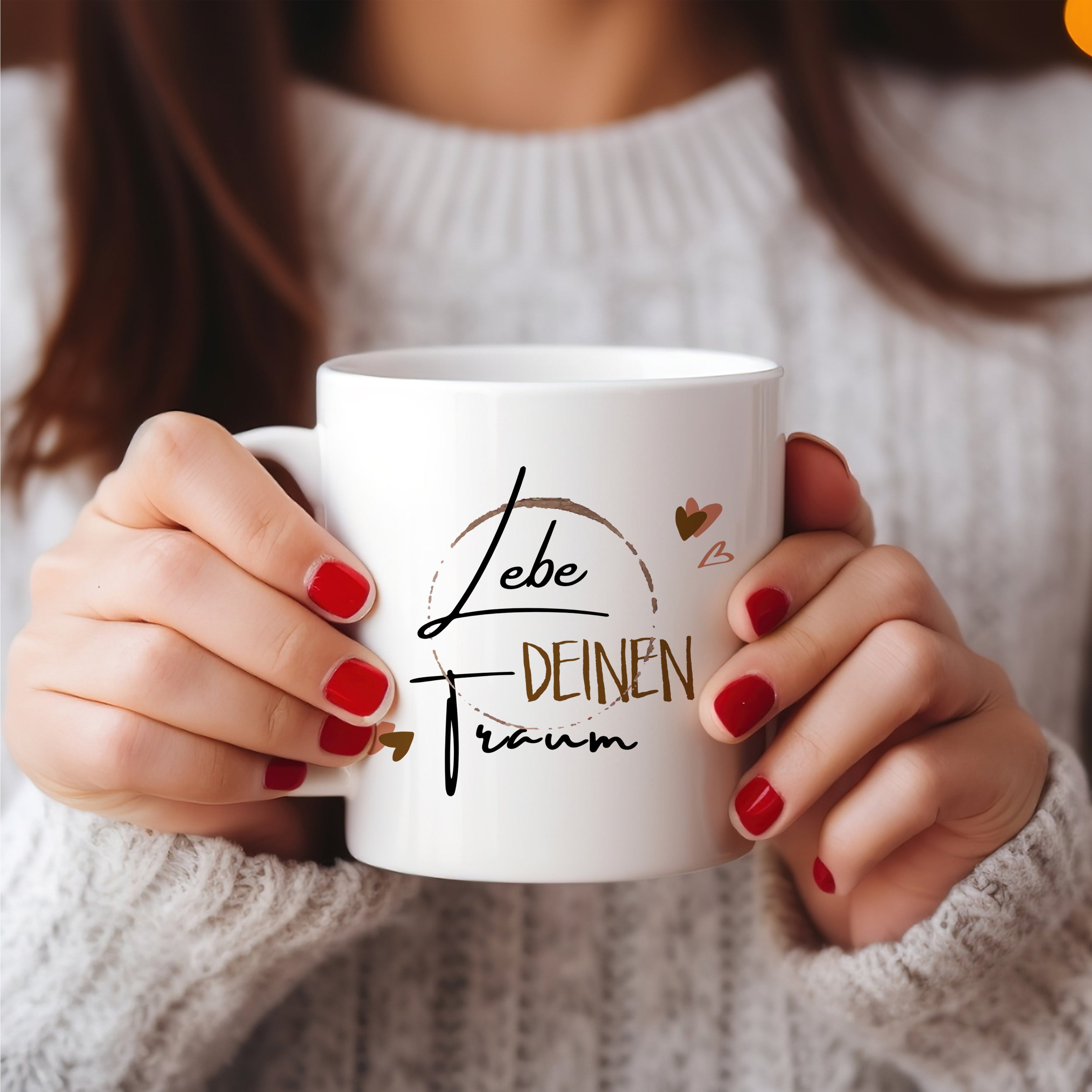 Weiße Tasse mit Aufschrift "Lebe deinen Traum" und Herzen.